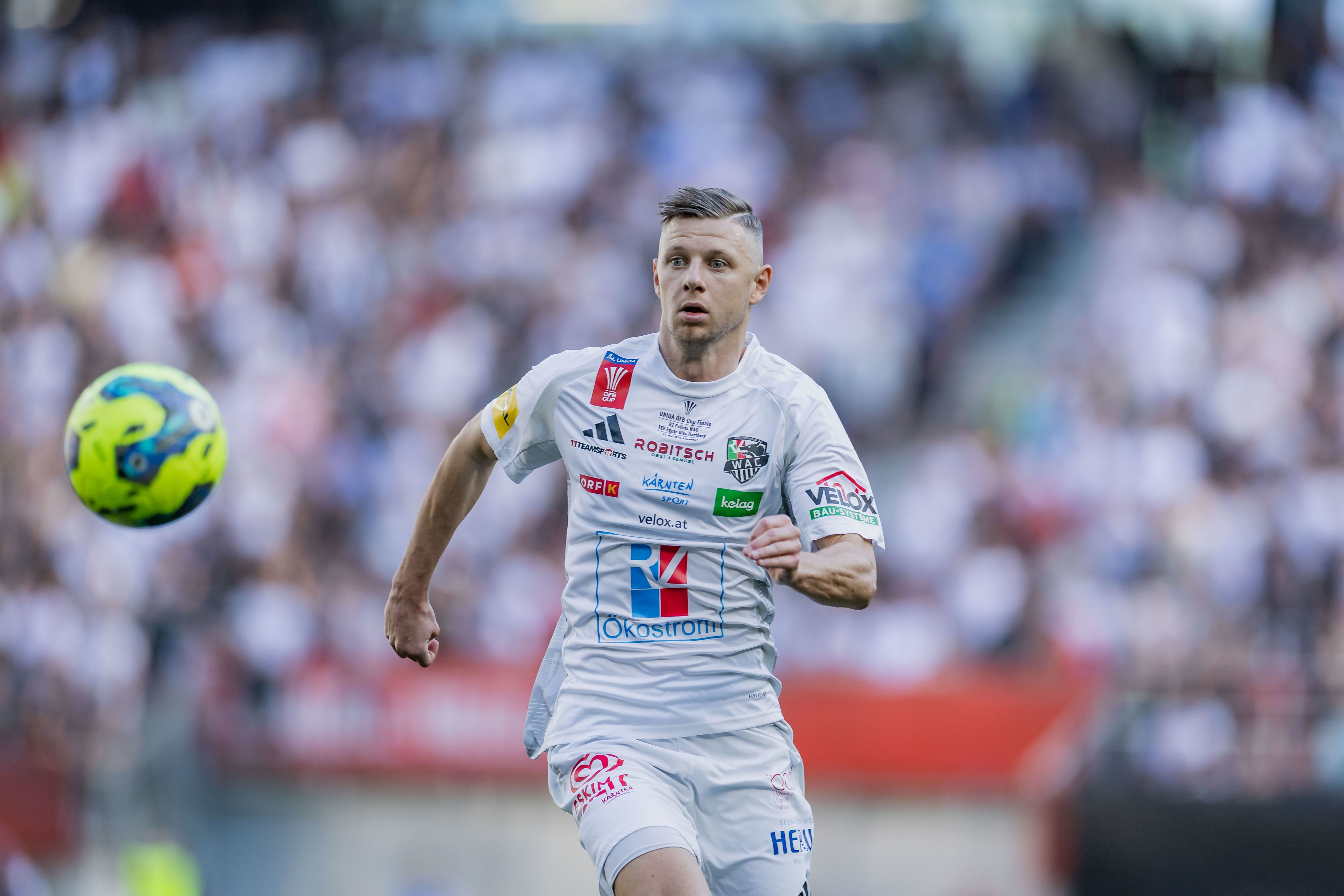 Maximilian Ullmann jagt den Ball und das 