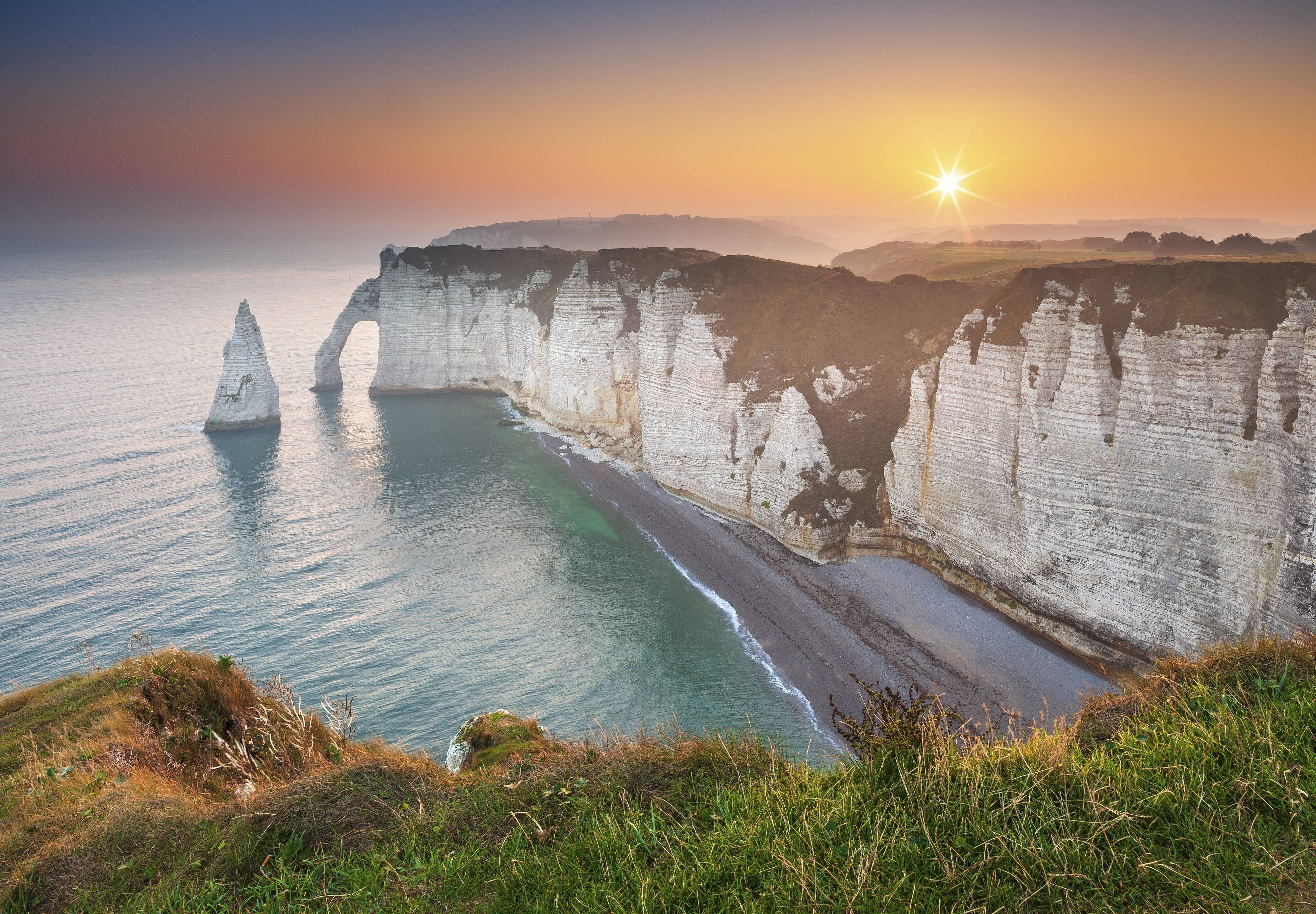 Die Küste von Étretat bei Sonnenaufgang.
