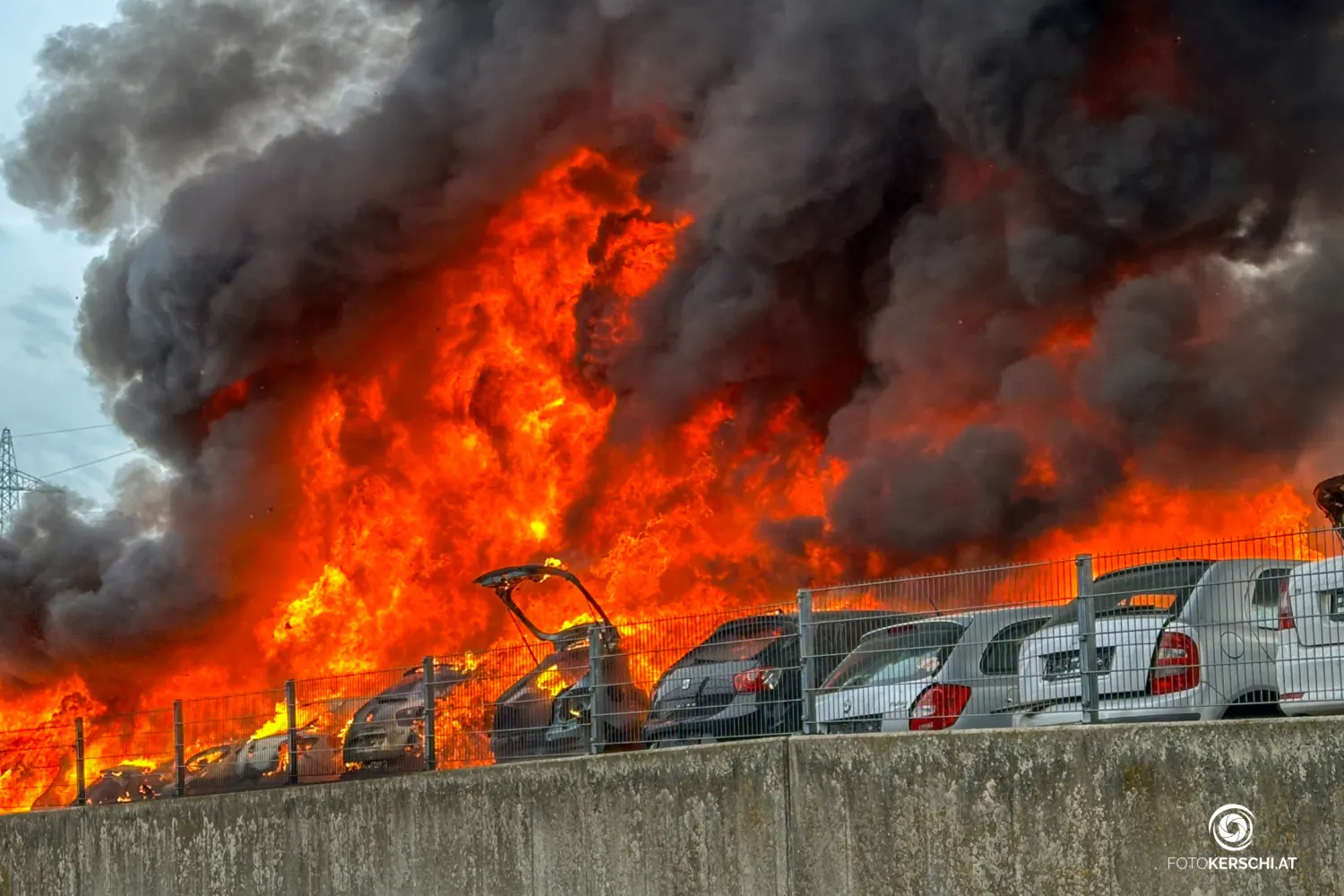 Mehr als 50 Pkw wurden in Dietach (Bez. Steyr-Land) ein Raub der Flammen.