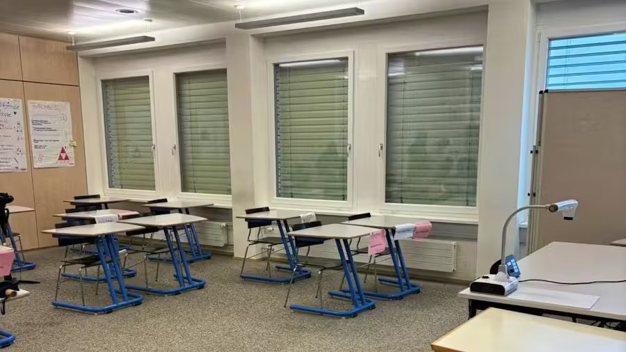 Um der Hitze etwas entgegenzusetzen, werden die Fenster abgedunkelt.