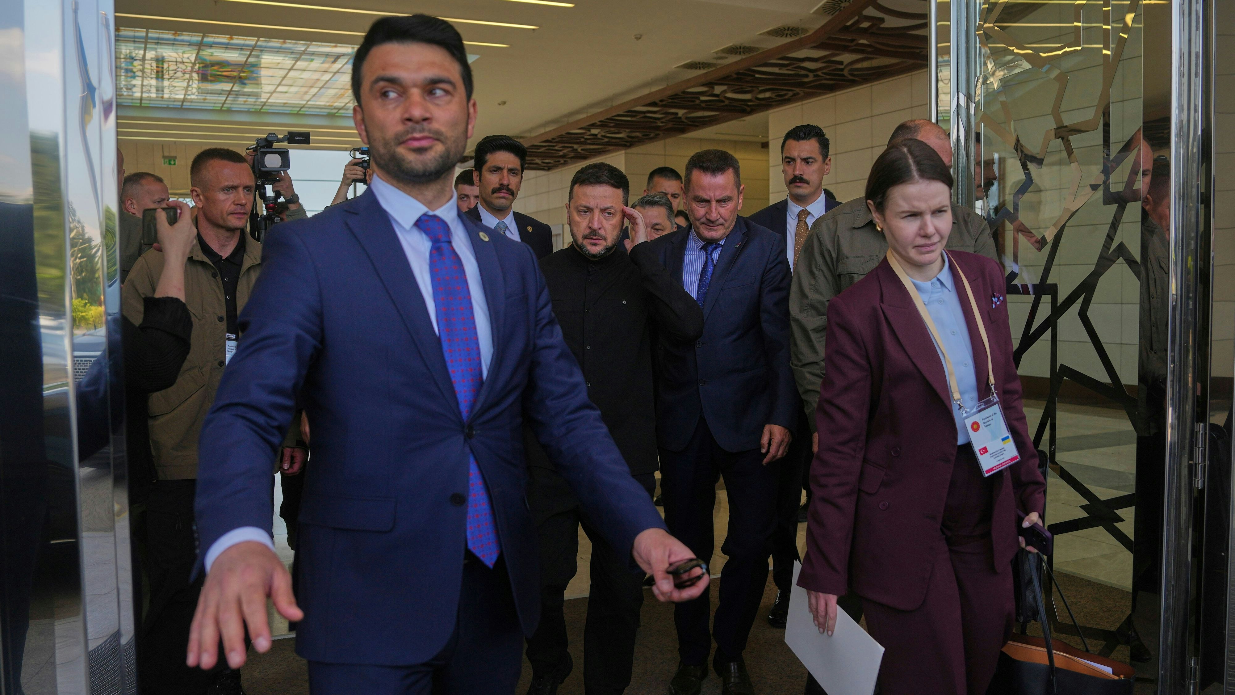 Download von www.picturedesk.com am 15.05.2025 (14:34).  Ukrainian President Volodymyr Zelenskyy, center, leaves upon his arrival at Esenboga airport in Ankara, Turkey, Thursday, May 15, 2025. (AP Photo/Evgeniy Maloletka) - 20250515_PD4177 - Rechteinfo: Rights Managed (RM)