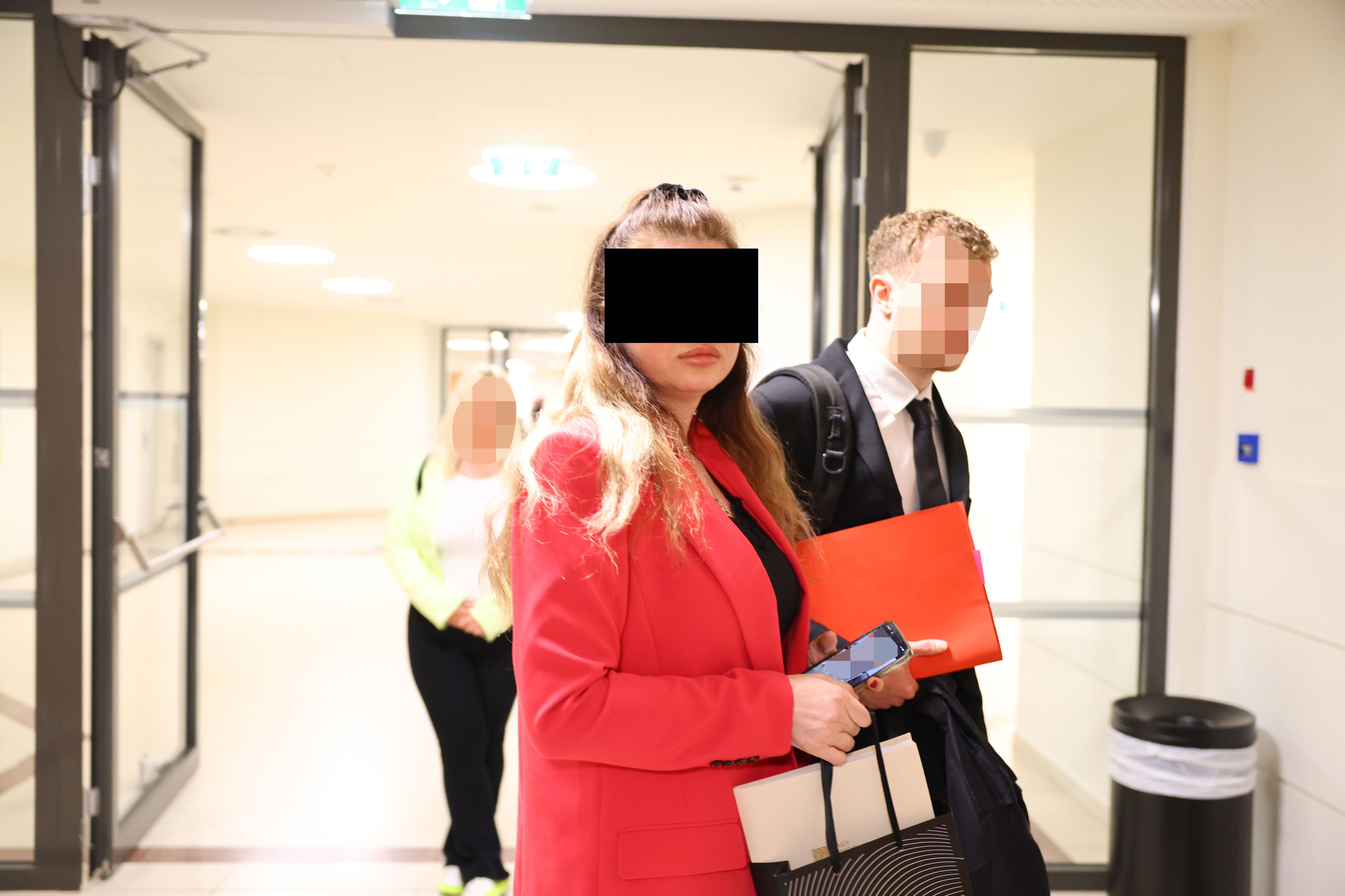 Blondine soll Frisör gestalkt haben – Prozess.