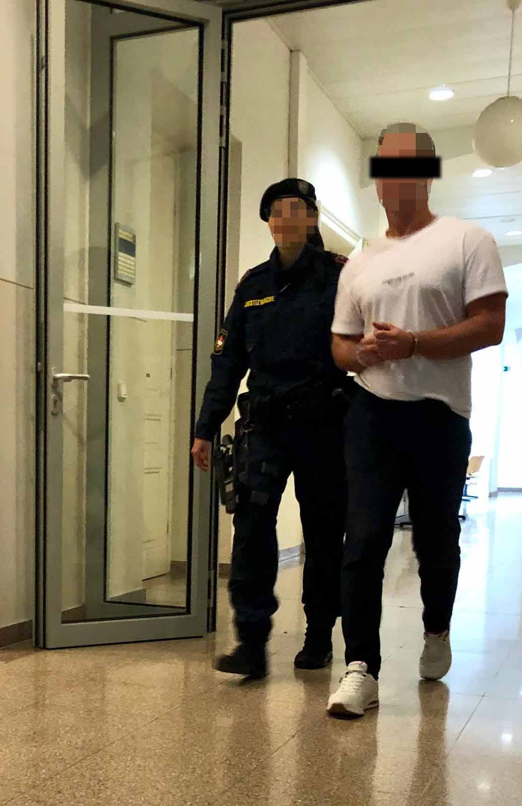 Attacke mit Pfefferspray: Der Angeklagte vor Gericht in Wr. Neustadt