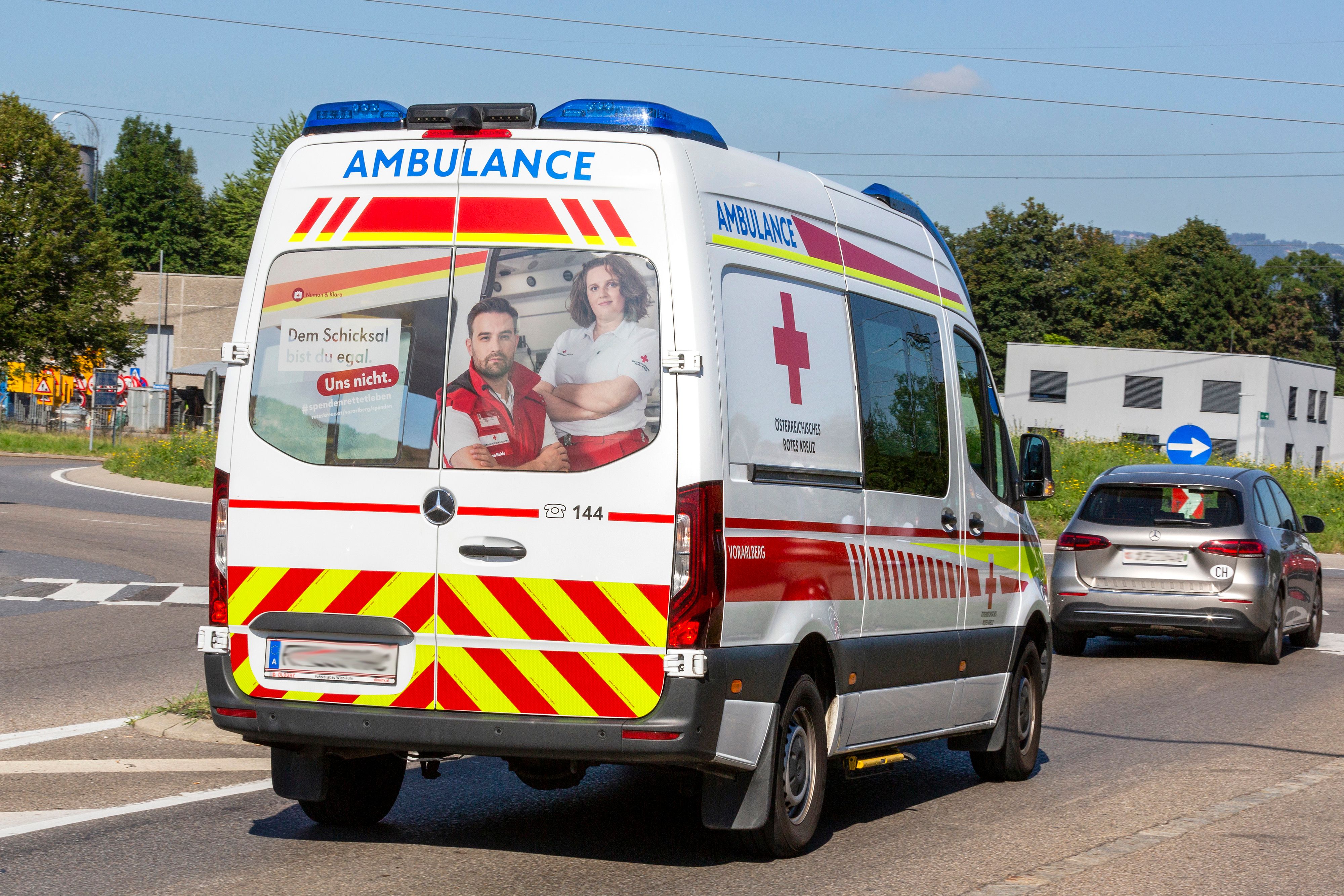 Die Verletzte wurde ins Spital gebracht. (Symbolbild)