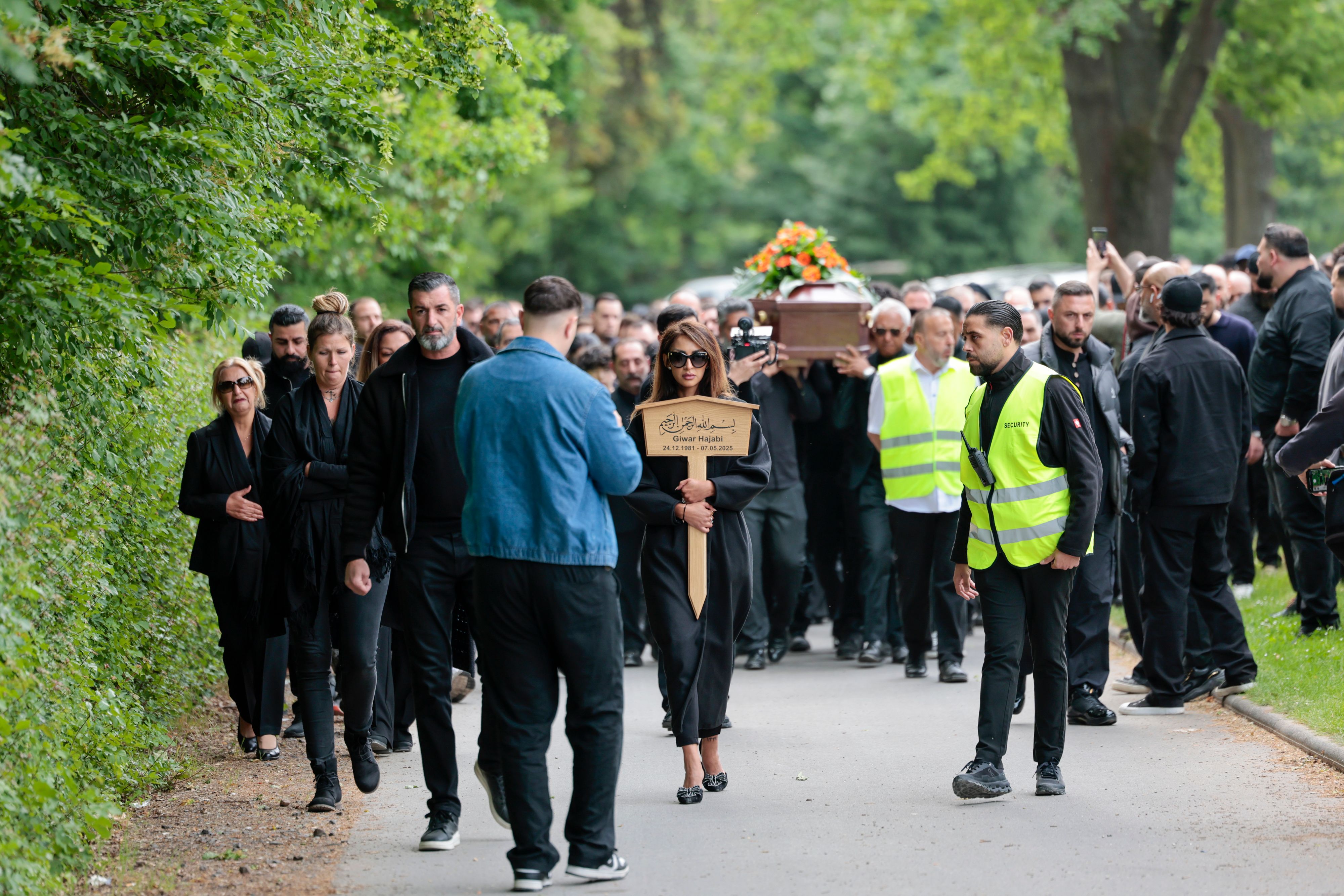Xatars Frau führt den Trauerzug zum Grab – hinter ihr folgen Familie, Freunde und Fans.
