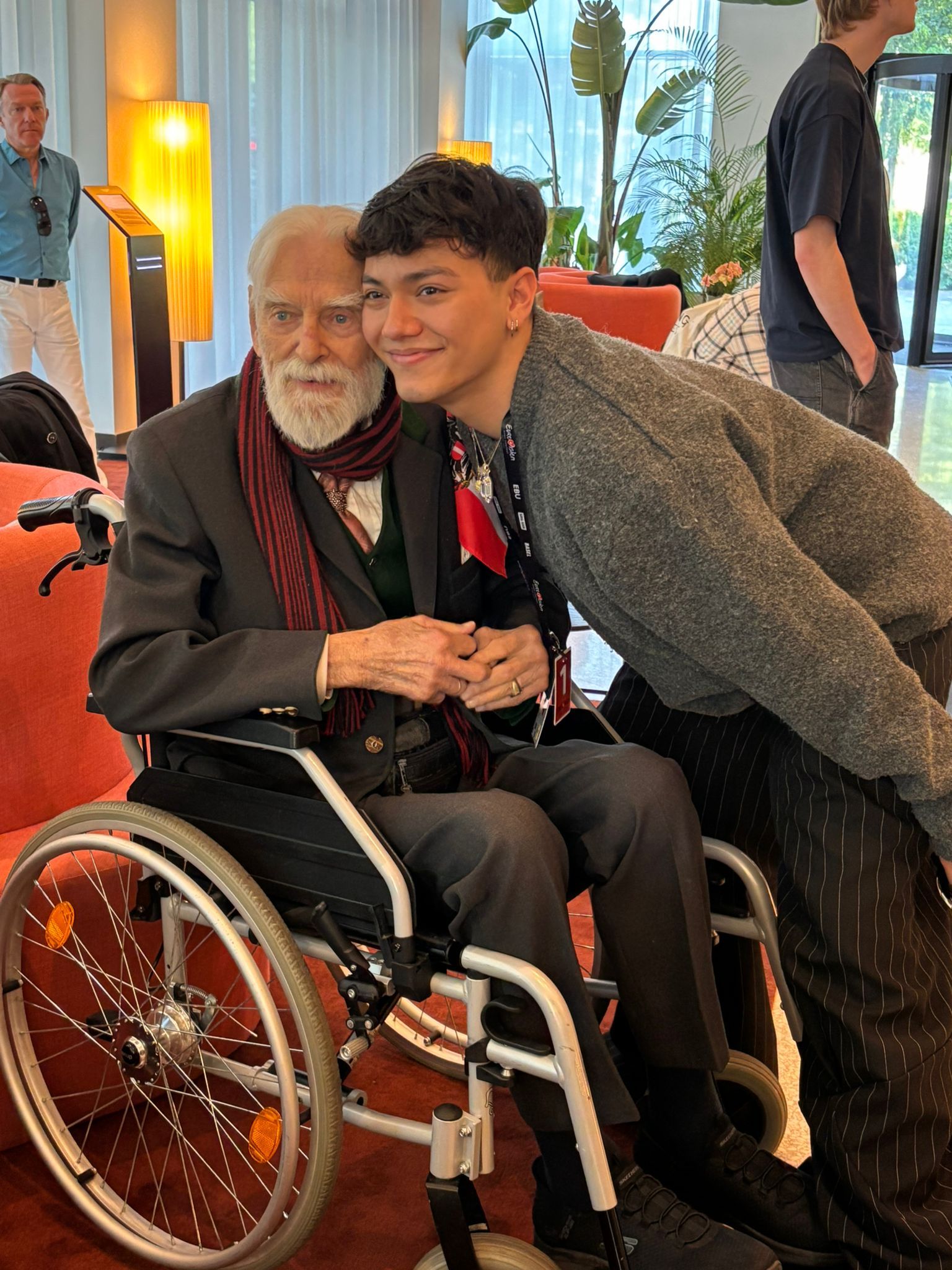 Sein Opa (85) ist extra angereist – wegen eines leichten Schlaganfalls sitzt er im Rollstuhl. Für ihn ist es ein besonderer Moment: Bereits 1958 war er zum ersten Mal in Basel.