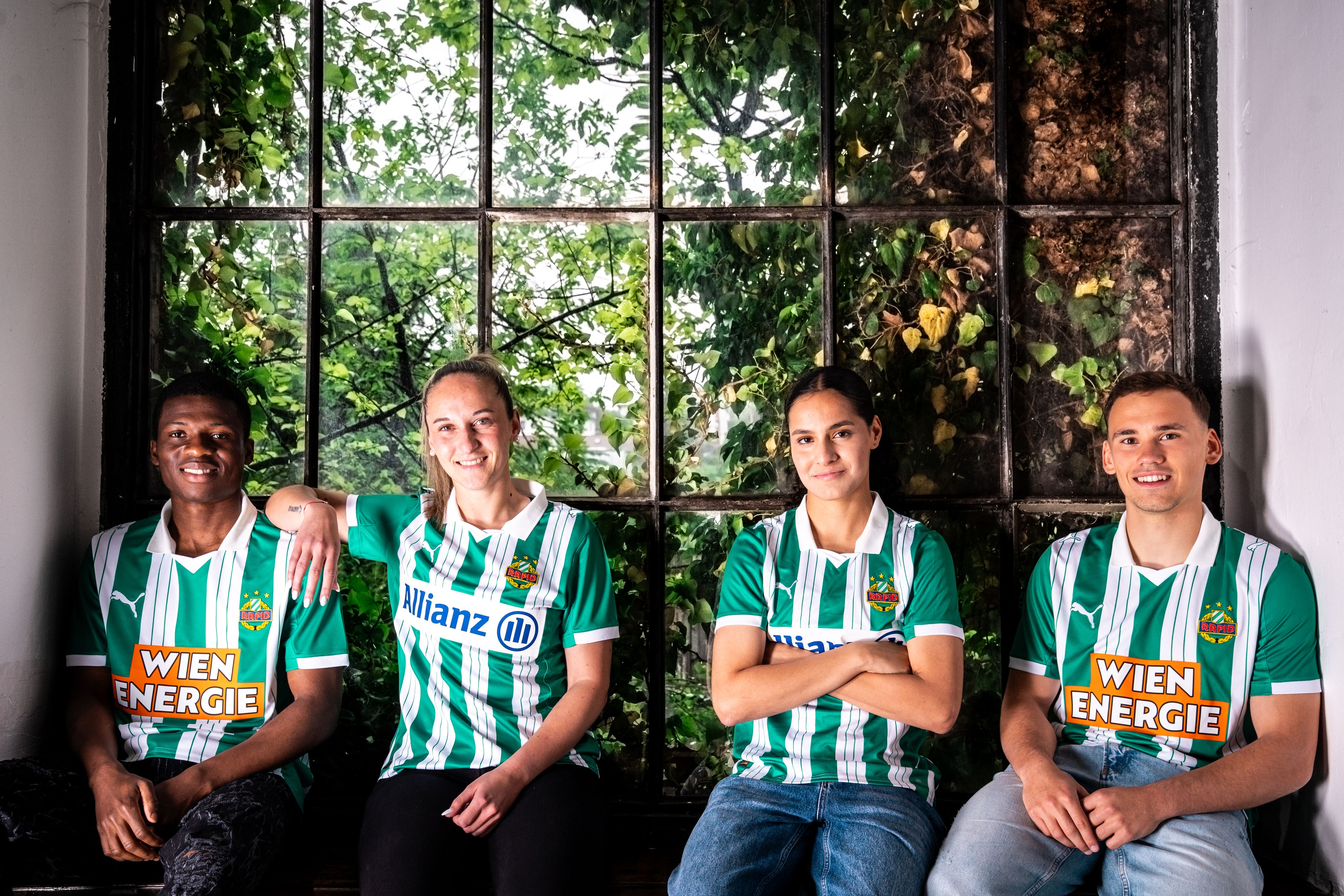 Das neue Rapid-Trikot, getragen von: Romeo Amane, Lana Khalaf, Aldijana Masimovic, Nikolaus Wurmbrand.