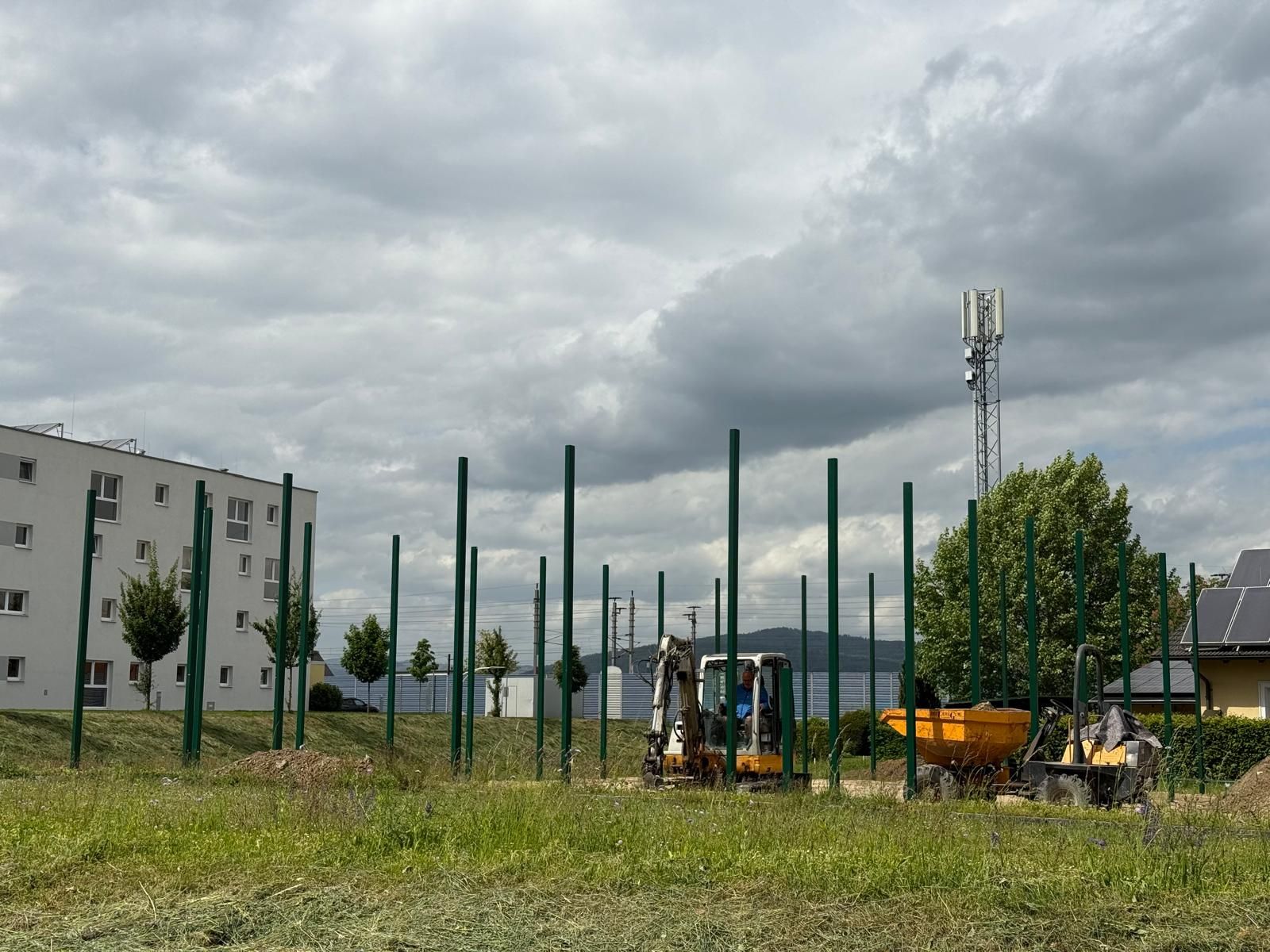 Die Bauarbeiten beim Linzer Pumptrack und Sportplatz neben dem Gasthaus 