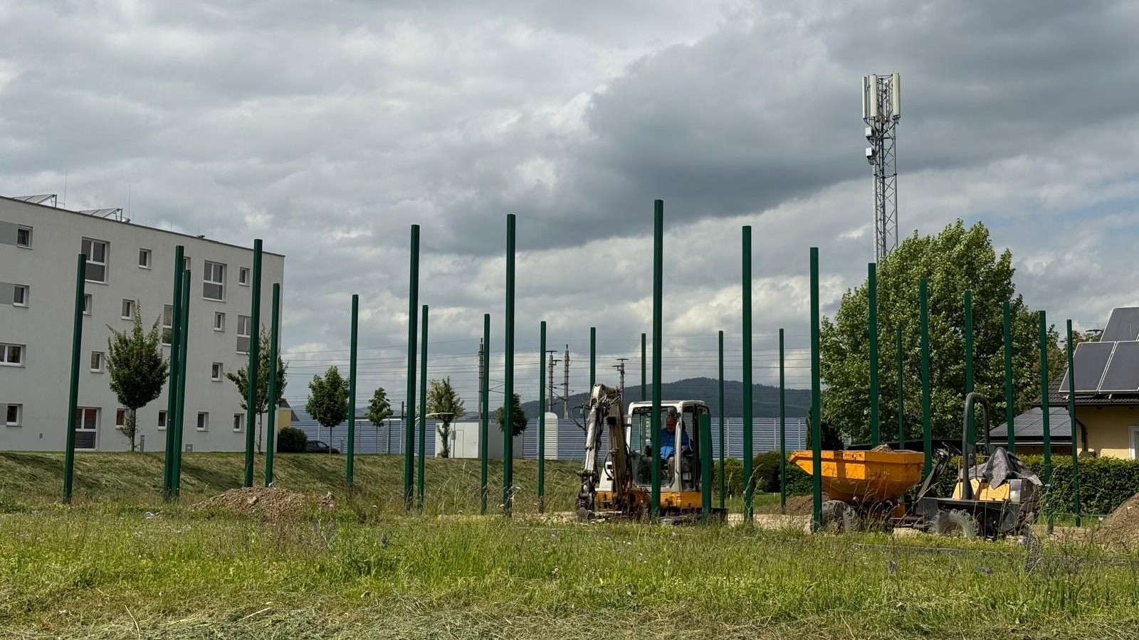 Die Bauarbeiten beim Linzer Pumptrack und Sportplatz laufen schon auf Hochtouren.