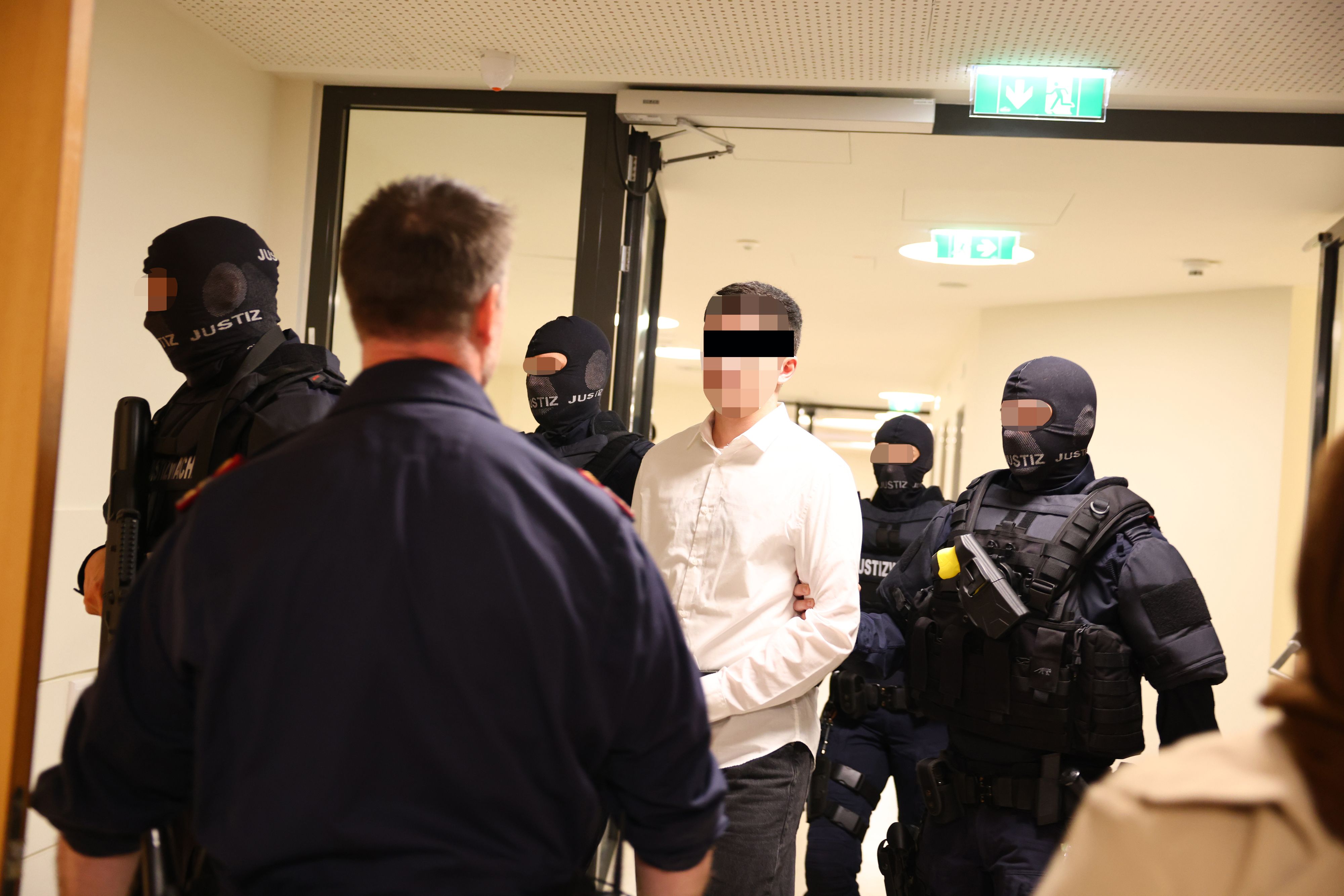 Schwer bewaffnete Justizwache-Beamte brachten den 17-Jährigen in den Saal.