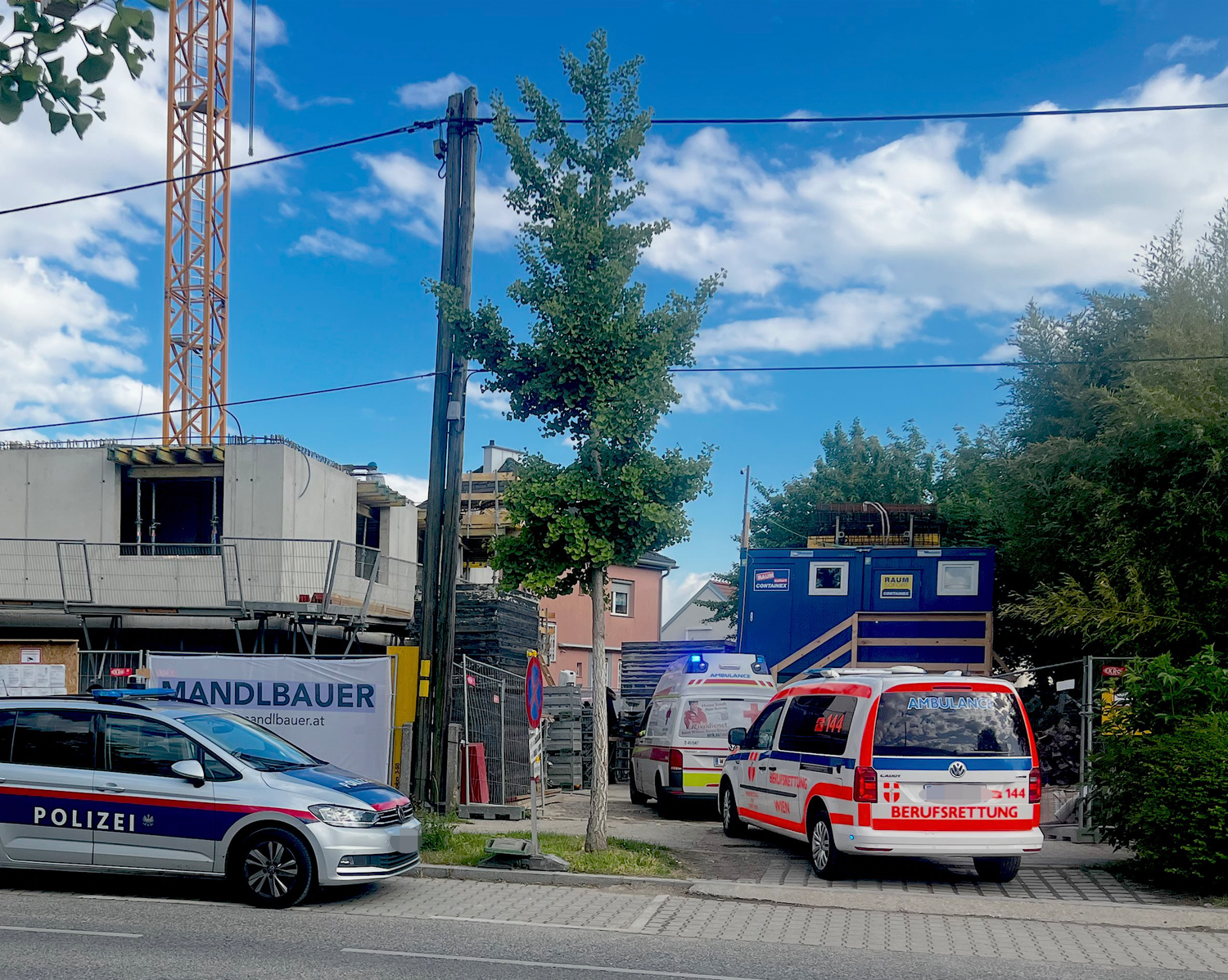 Der junge Mann wurde mit Handverletzungen ins Spital gebracht
