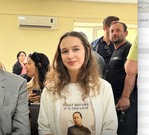 Unerschrocken: EU-Abgeordnete Lena Schilling im Gericht der georgischen Stadt Batumi.