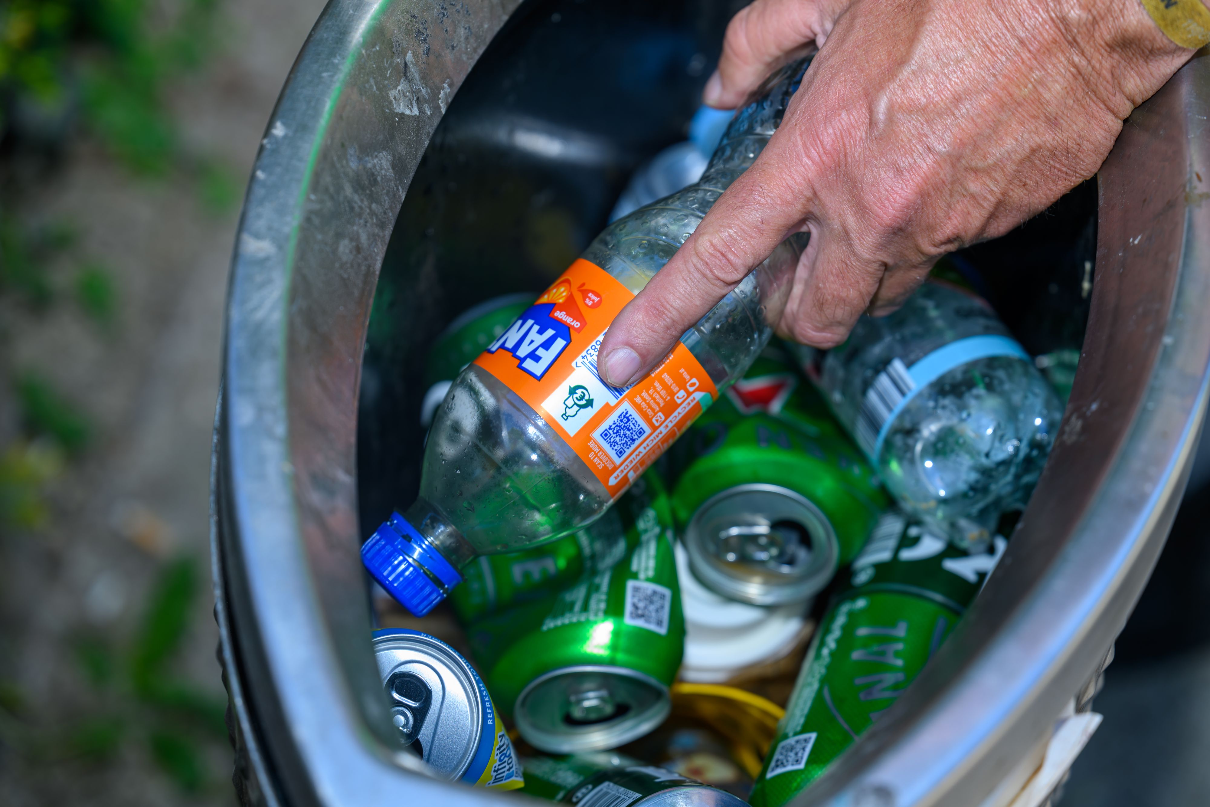 Pfandjäger aufgepasst: Das Entnehmen von Pfandflasche aus einem öffentlichen Mülleimer ist eigentlich strafbar.