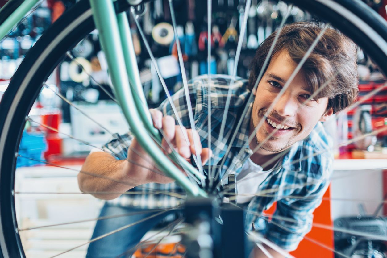 Bei der repair:fair werden kaputte Fahrräder genau unter die Lupe genommen (Symbolbild).