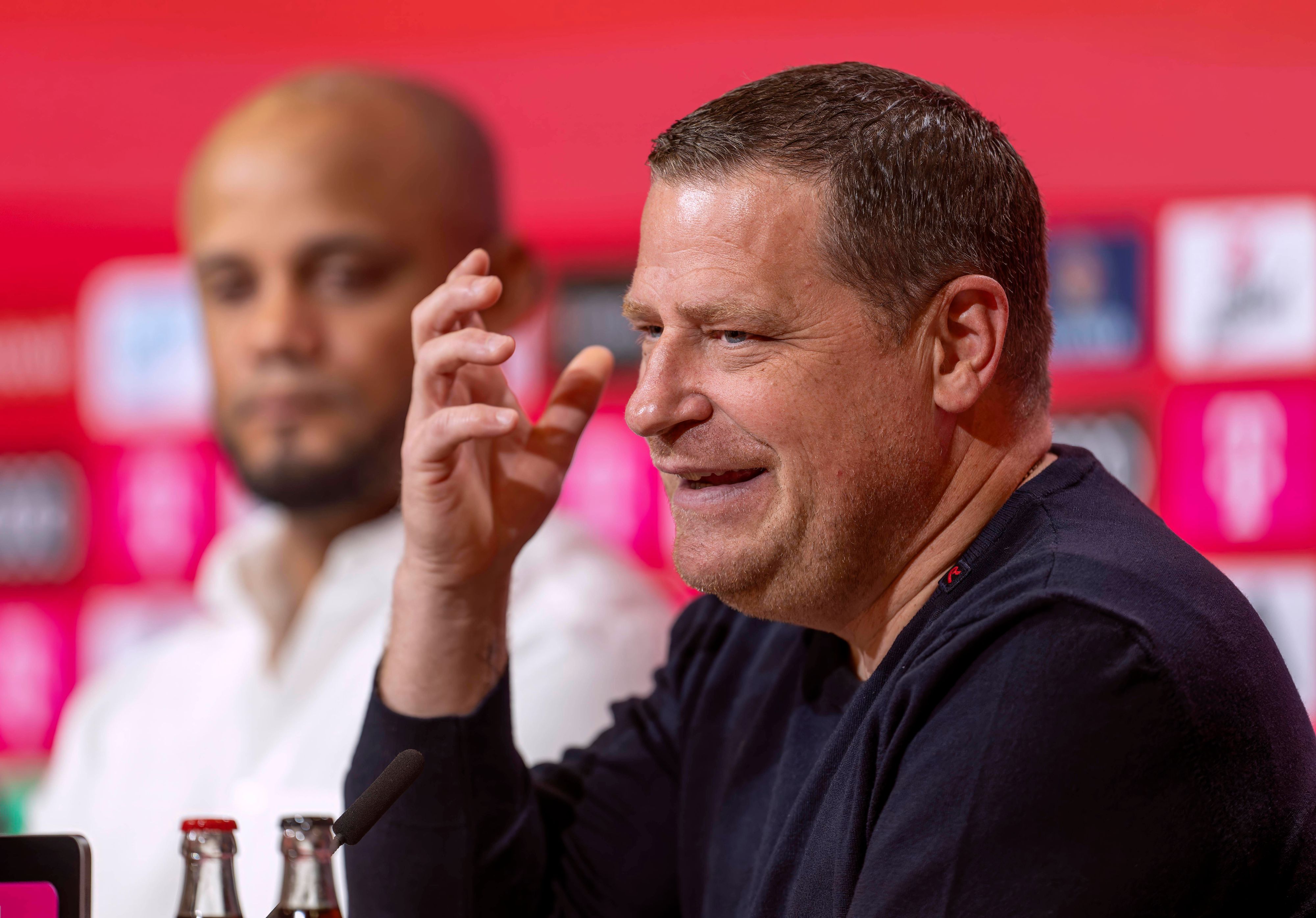 Bayern-Trainer Vincent Kompany und Sport-Vorstand Max Eberl. 