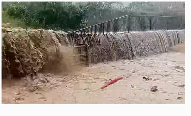 Seltener Gast: Ein Tropen-Zyklon in Italien. Am Screenshot: Überschwemmungen im Städtchen Camastra (Sizilien).