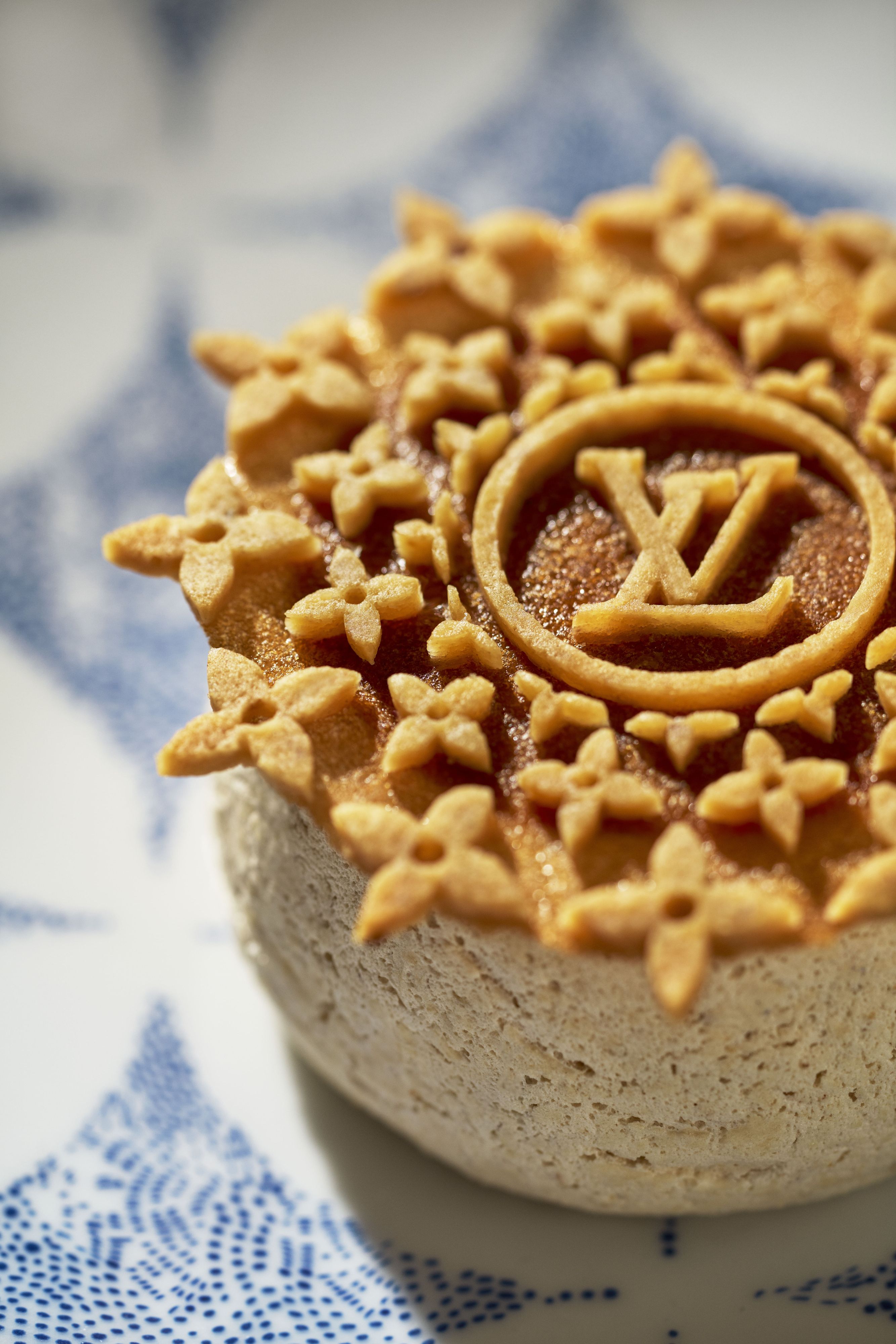 Logo. Logo! Louis Vuitton hat sich für sein neues Restaurant wieder einiges einfallen lassen und holte dafür die Spitzenköche Frankreichs an Bord.