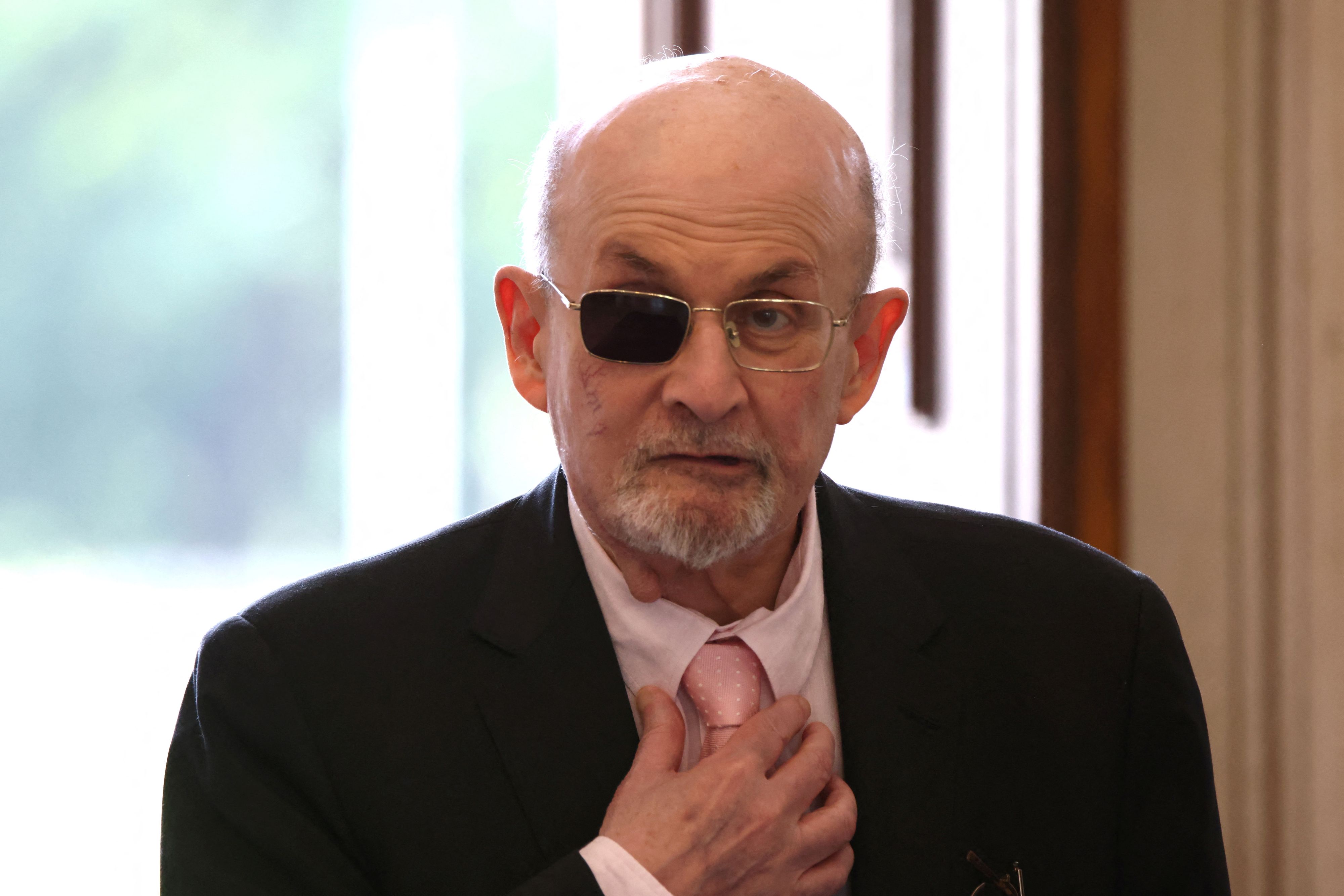 Salman Rushdie ist seitdem auf einem Auge blind.