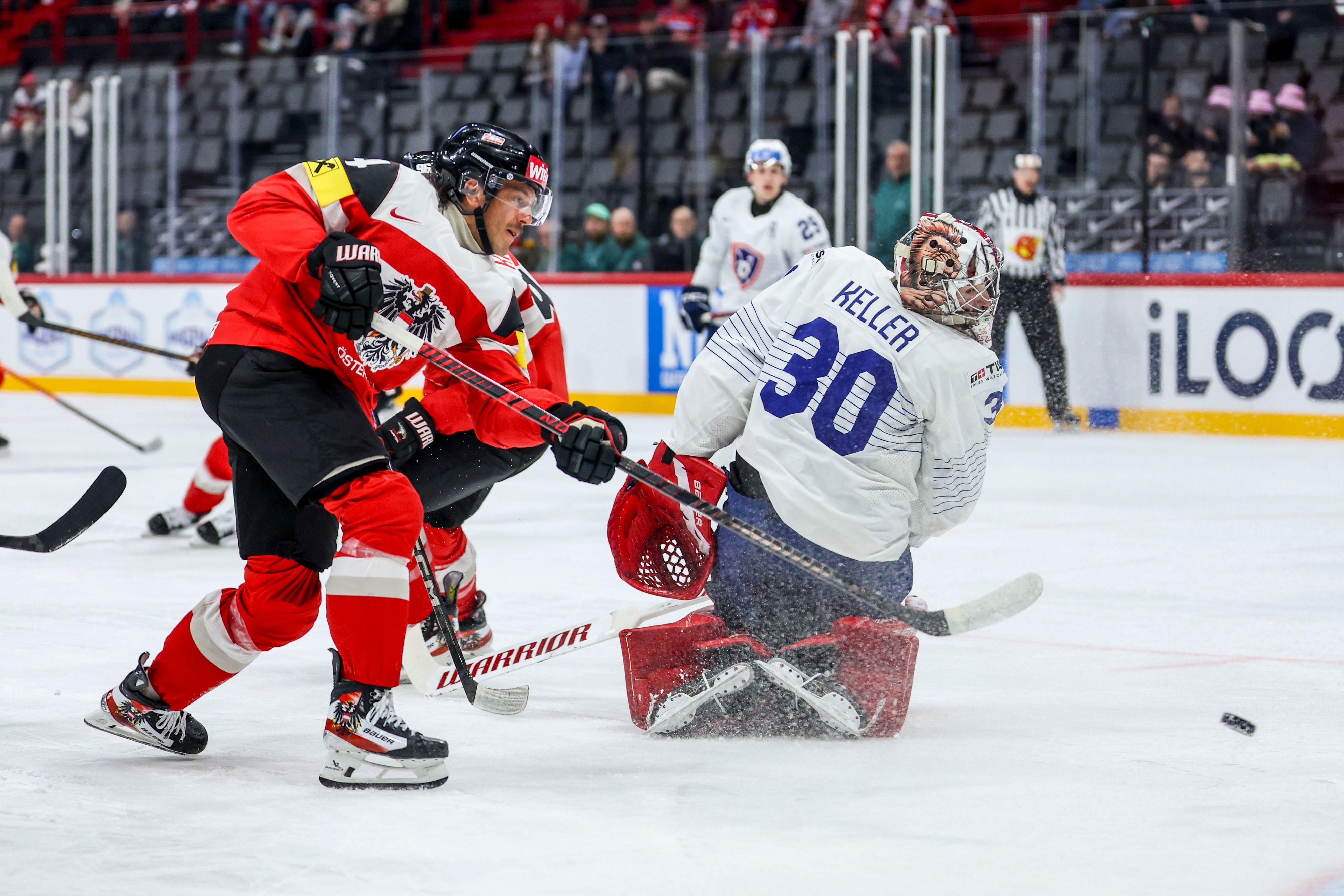Österreichs Eishockey-Cracks im Duell mit Frankreich. 