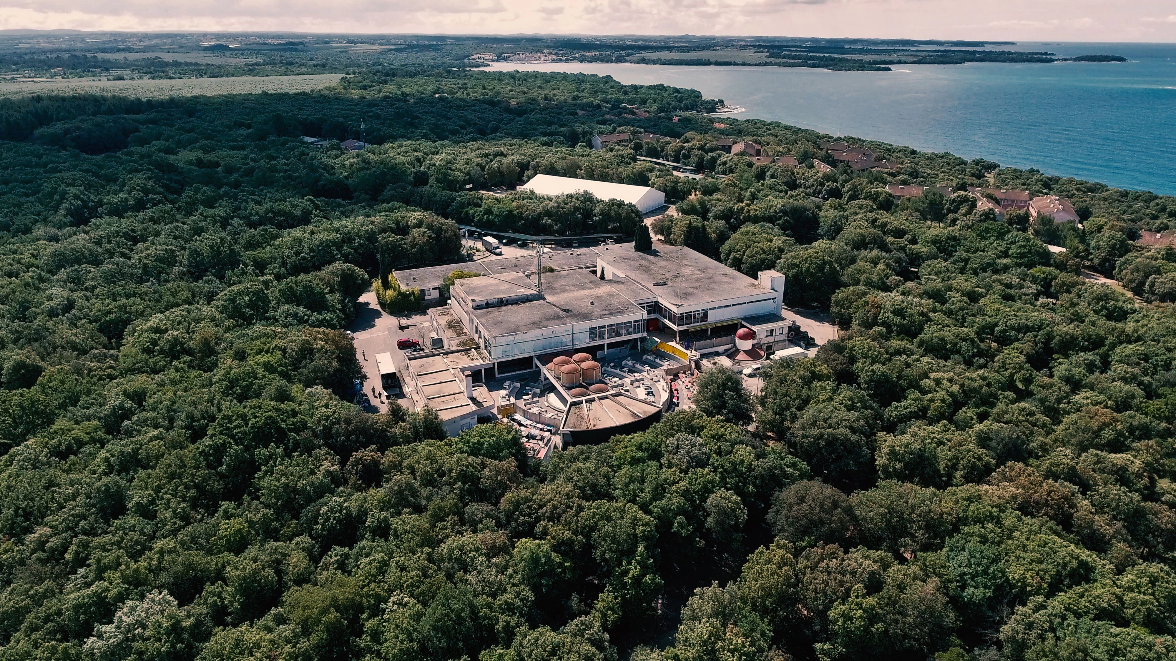 Das bekannteste Lighthouse-Event findet in Kroatien statt und ist ein fünftägiges 24/7-Underground-Musikfestival direkt am Meer.