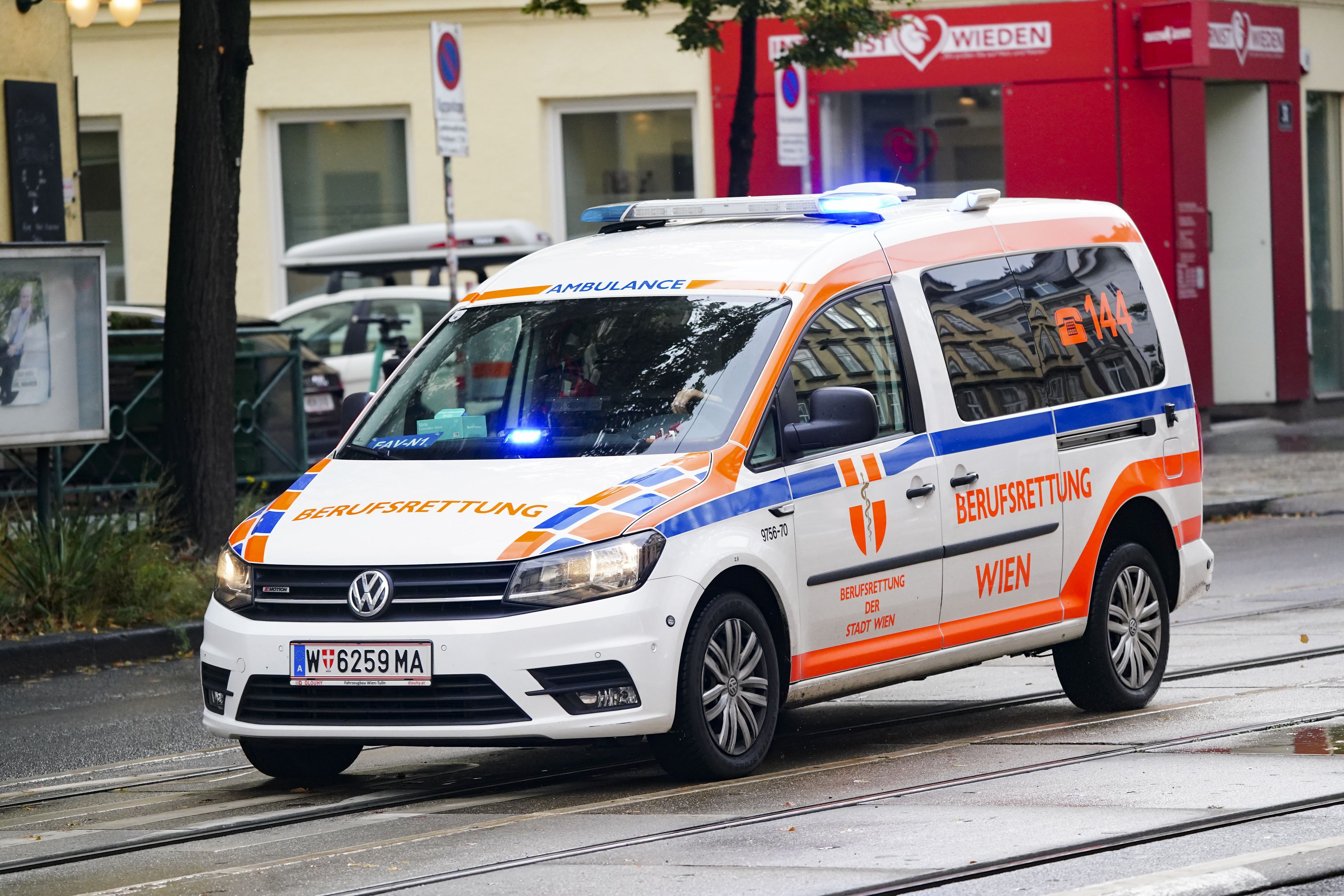 Die Passantin wurde notfallmedizinisch versorgt. (Symbolbild)