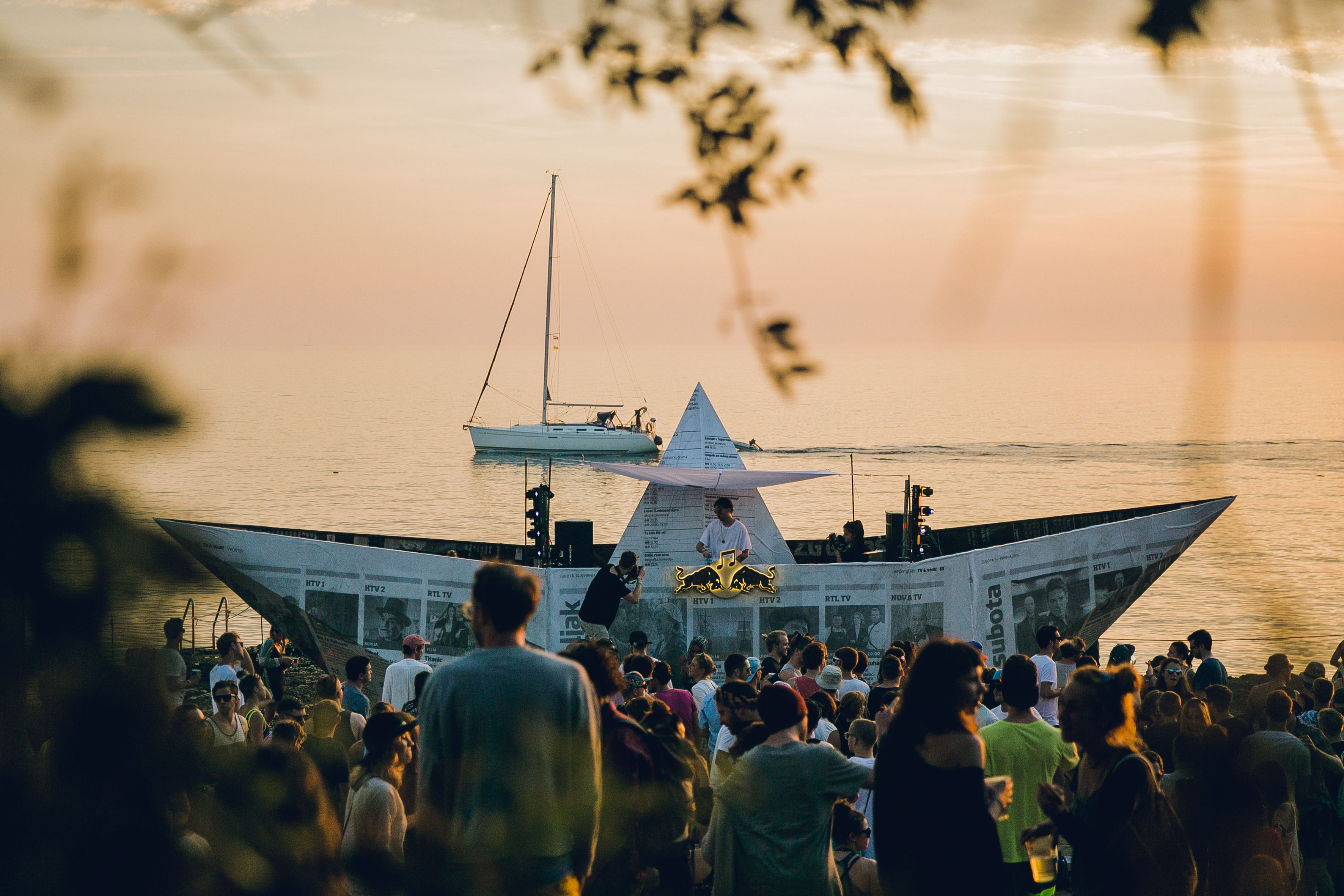 Das Lighthouse Festival setzt auf starke Locations mit aufwendig gestalteten Bühnen. 