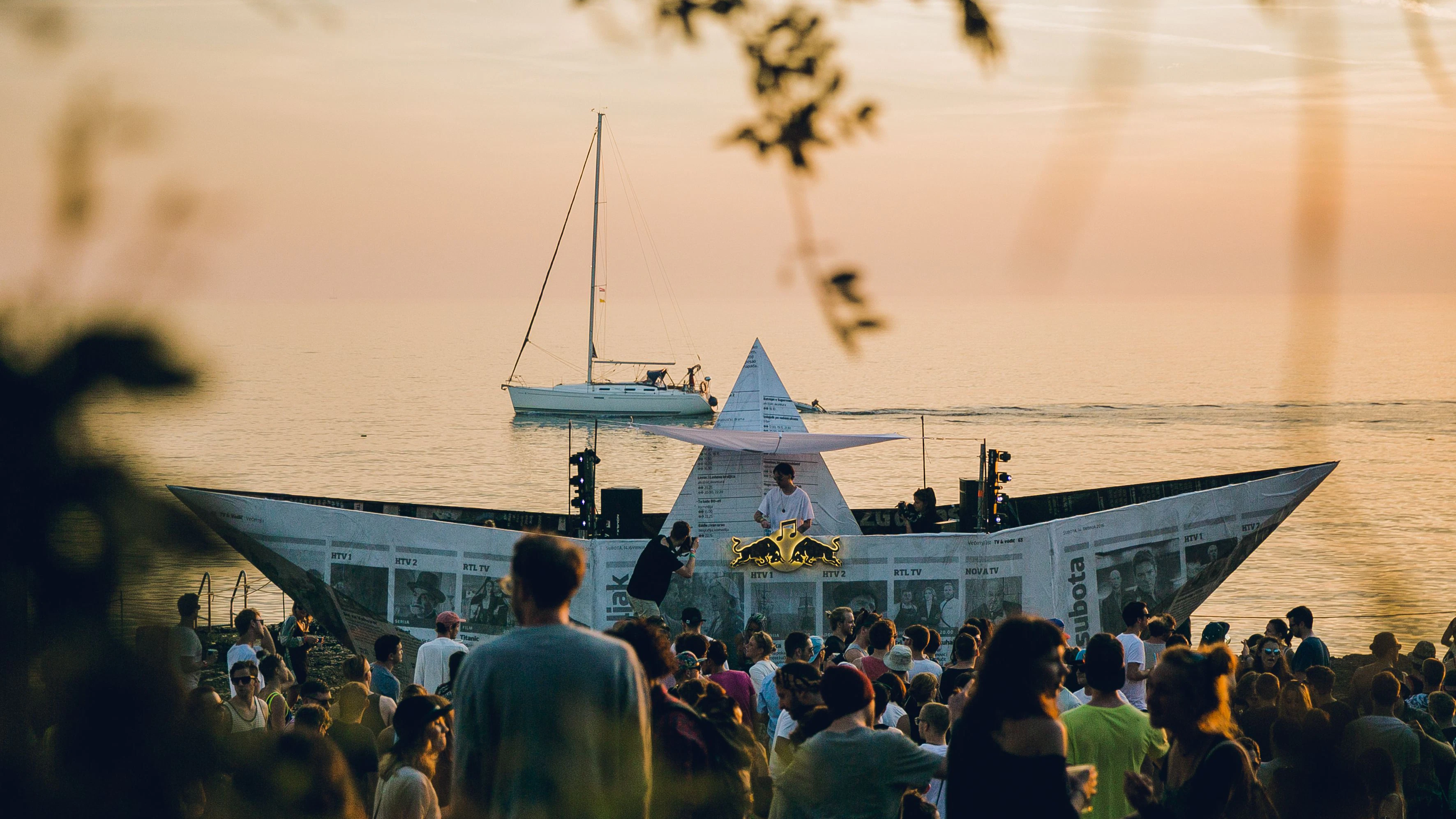 Das Lighthouse Festival setzt auf starke Locations mit aufwendig gestalteten Bühnen. 