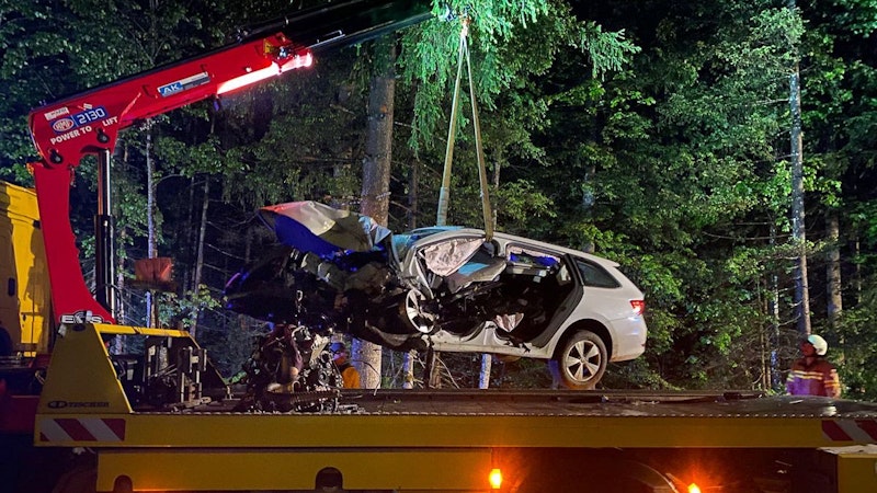 Das Fahrzeug wurde von der Feuerwehr geborgen.