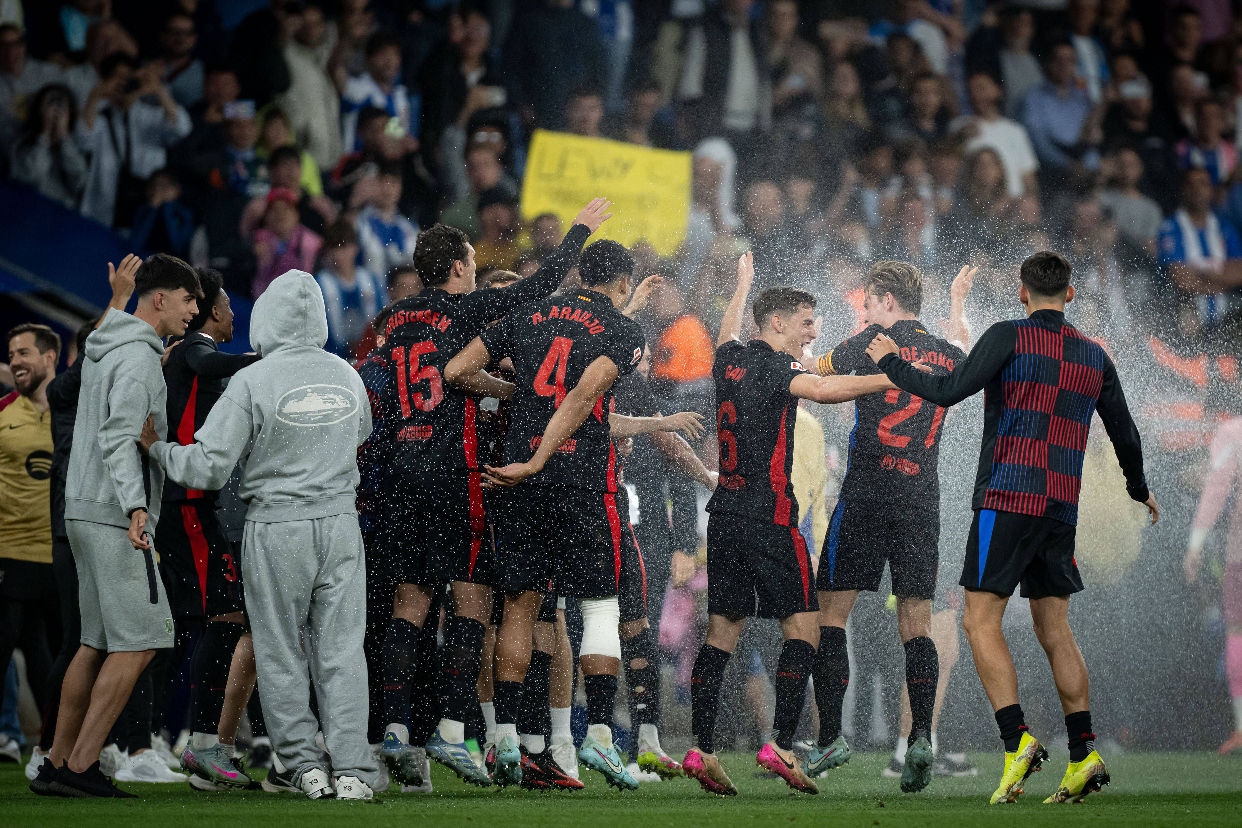 Der Espanyol-Platzwart schaltete den Rasensprenger ein.