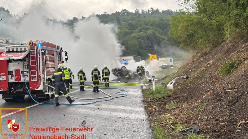Ein überschlagener Pkw geriet in Brand.