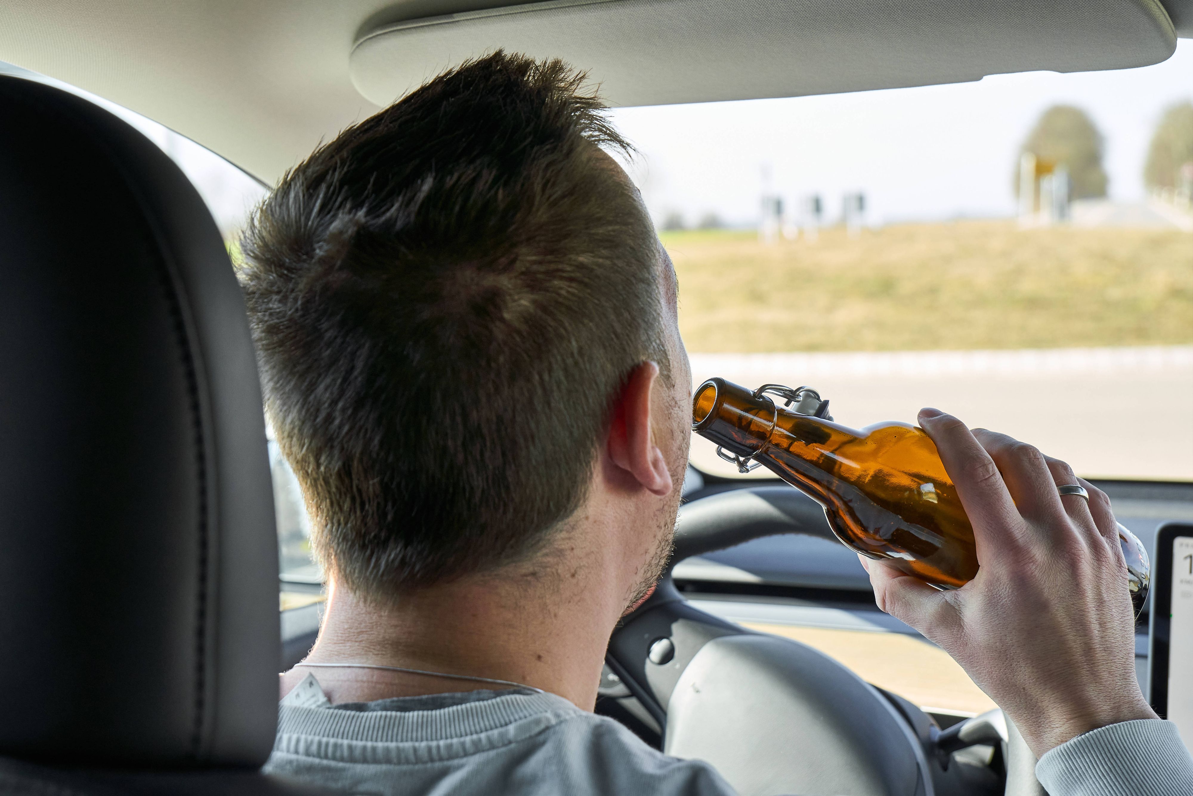 Der Mann griff vor den Augen der Beamten zur Flasche. Symbolbild.