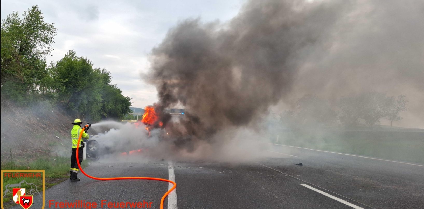 Der Pkw überschlug sich bevor er anfing zu brennen.