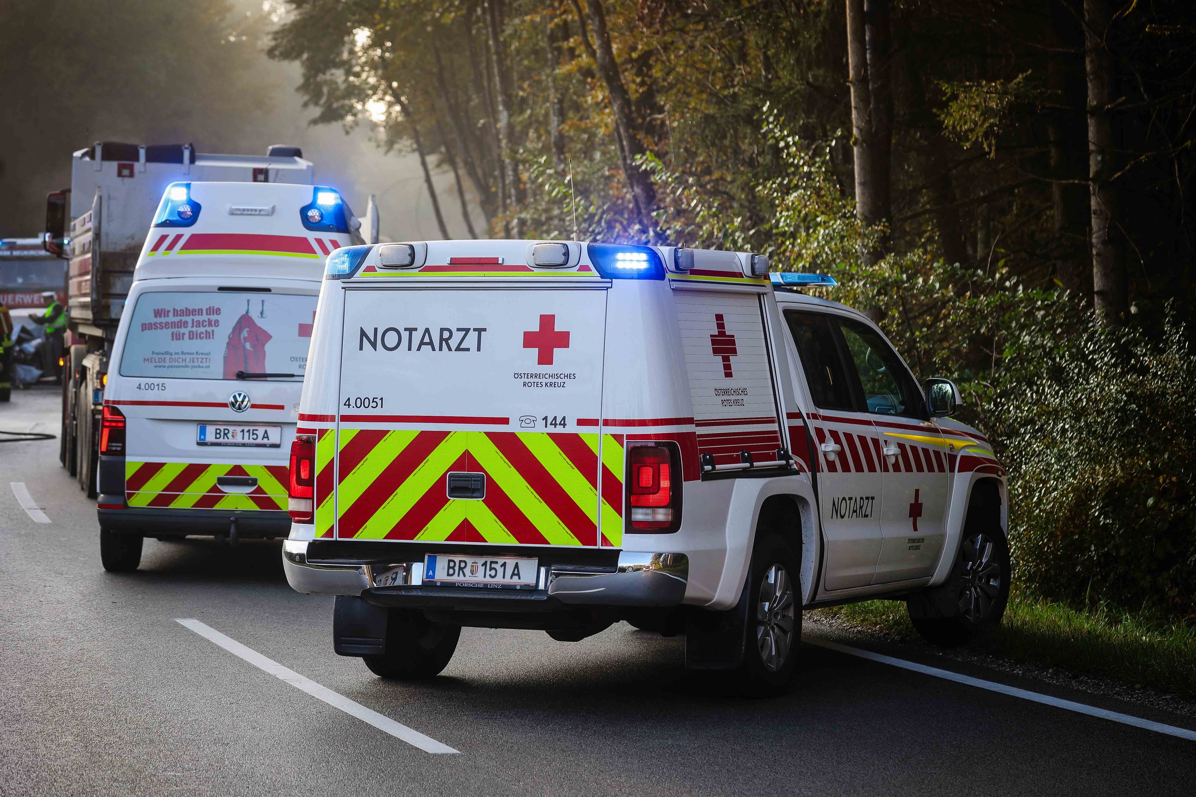 Die drei Insassen wurden verletzt ins Spital gebracht. (Symbolbild)