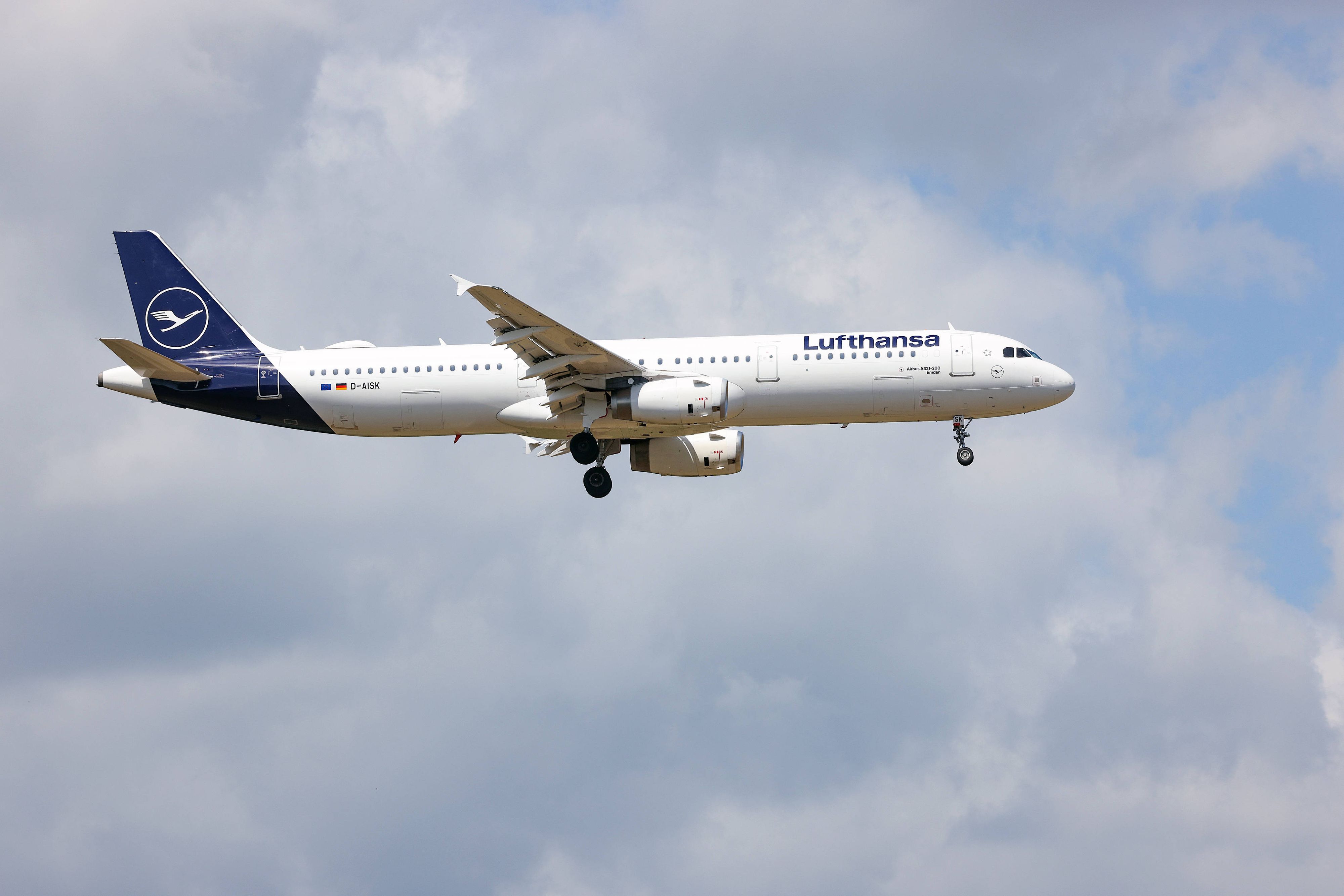 Der Kapitän leitete eine Umleitung ein und landete die Maschine rund 20 Minuten später sicher in Madrid. Dort kam der Co-Pilot ins Spital. (Symbolbild)