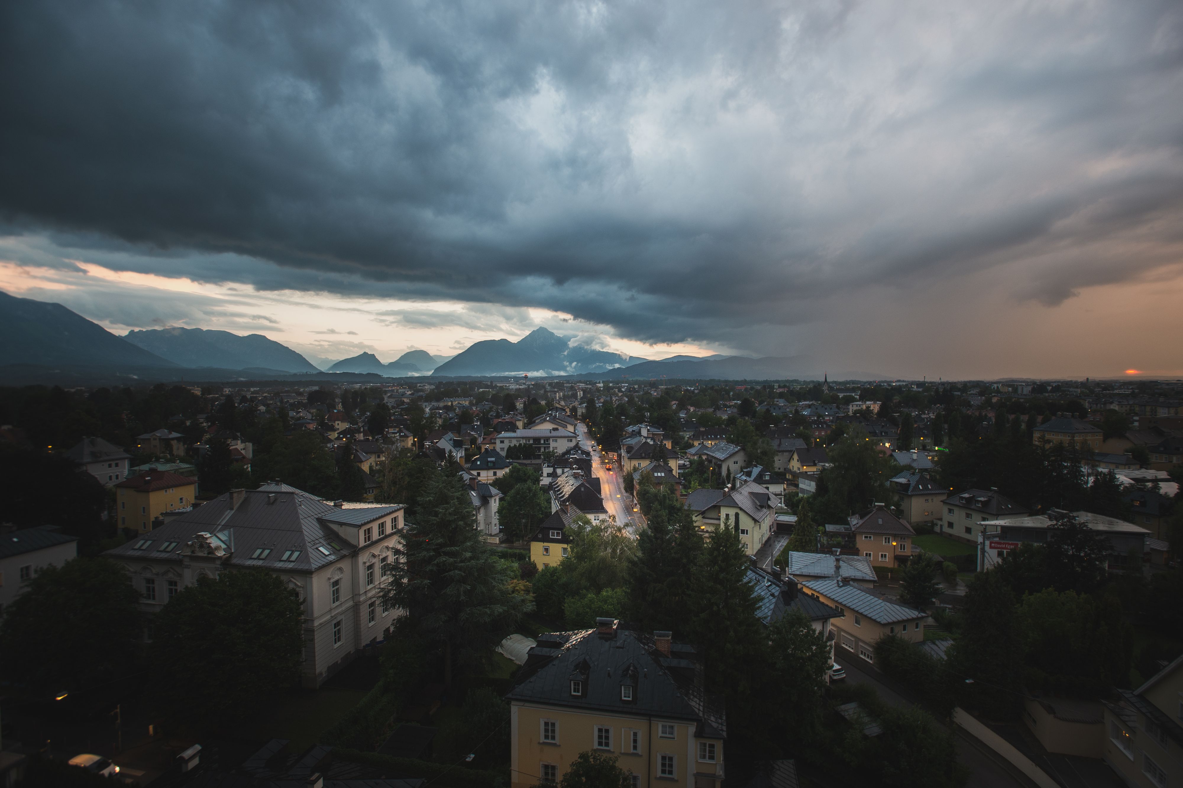 Gewitter nehmen jetzt direkt Kurs auf Österreich.