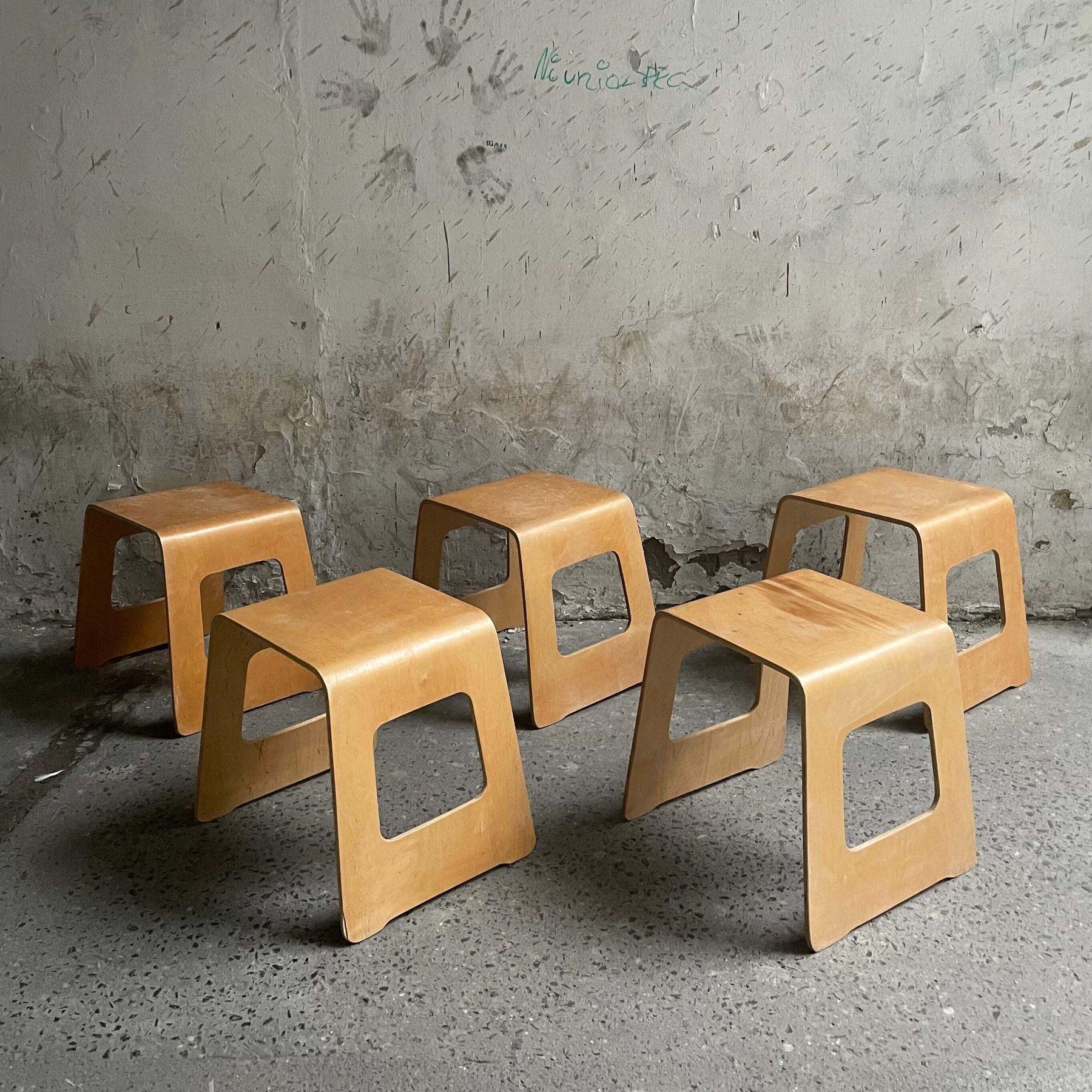 Ein stapelbarer Hocker namens 