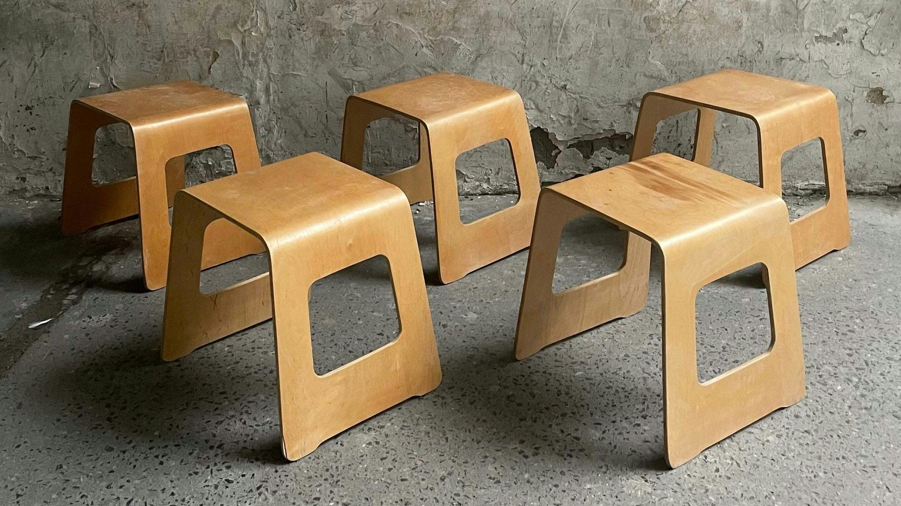 Ein stapelbarer Hocker aus Sperrholz, der vielerorts auf dem Sperrmüll landete, ist heute einiges wert.