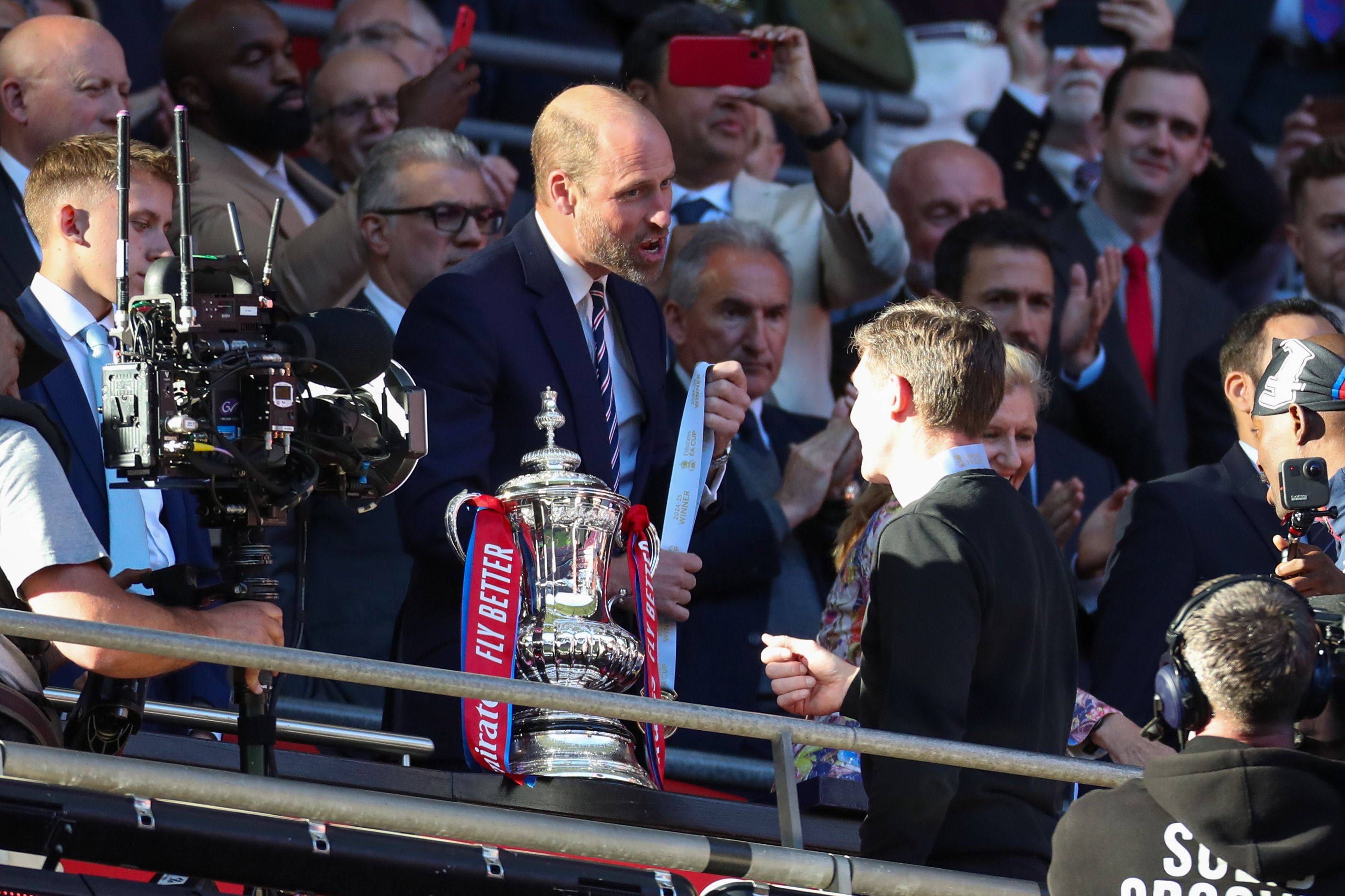 Prince William (l.) gratulierte dem Österreicher Oliver Glasner zum Titelgewinn.