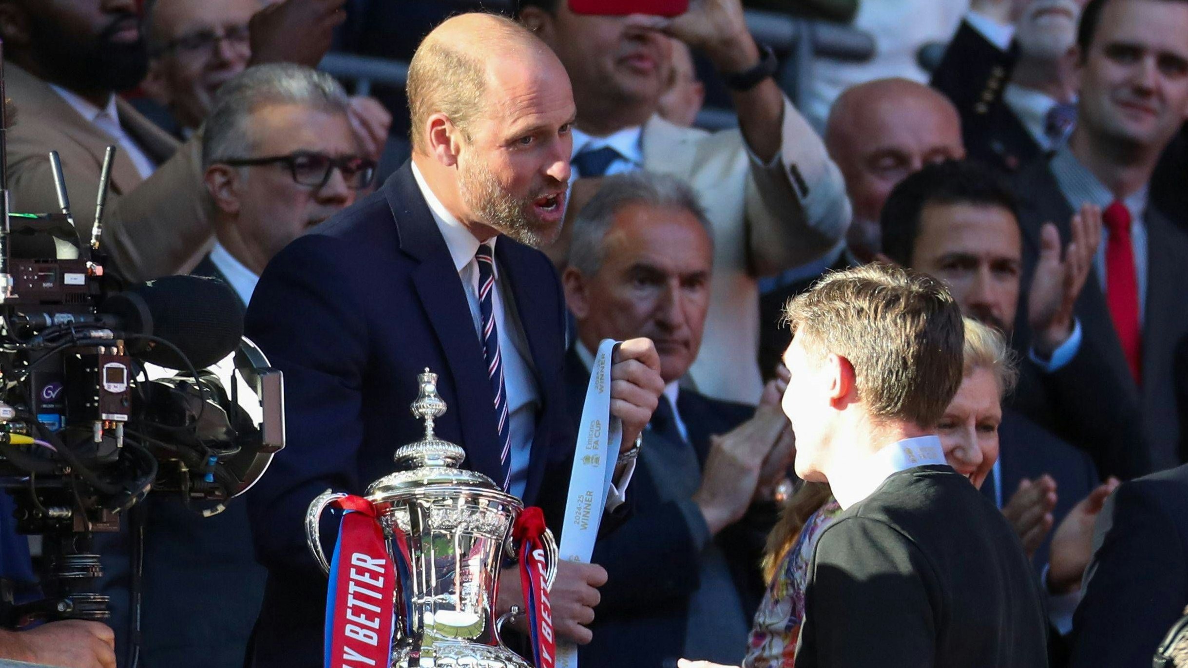 Prince William gratuliert dem Österreicher Oliver Glasner zum Titelgewinn.