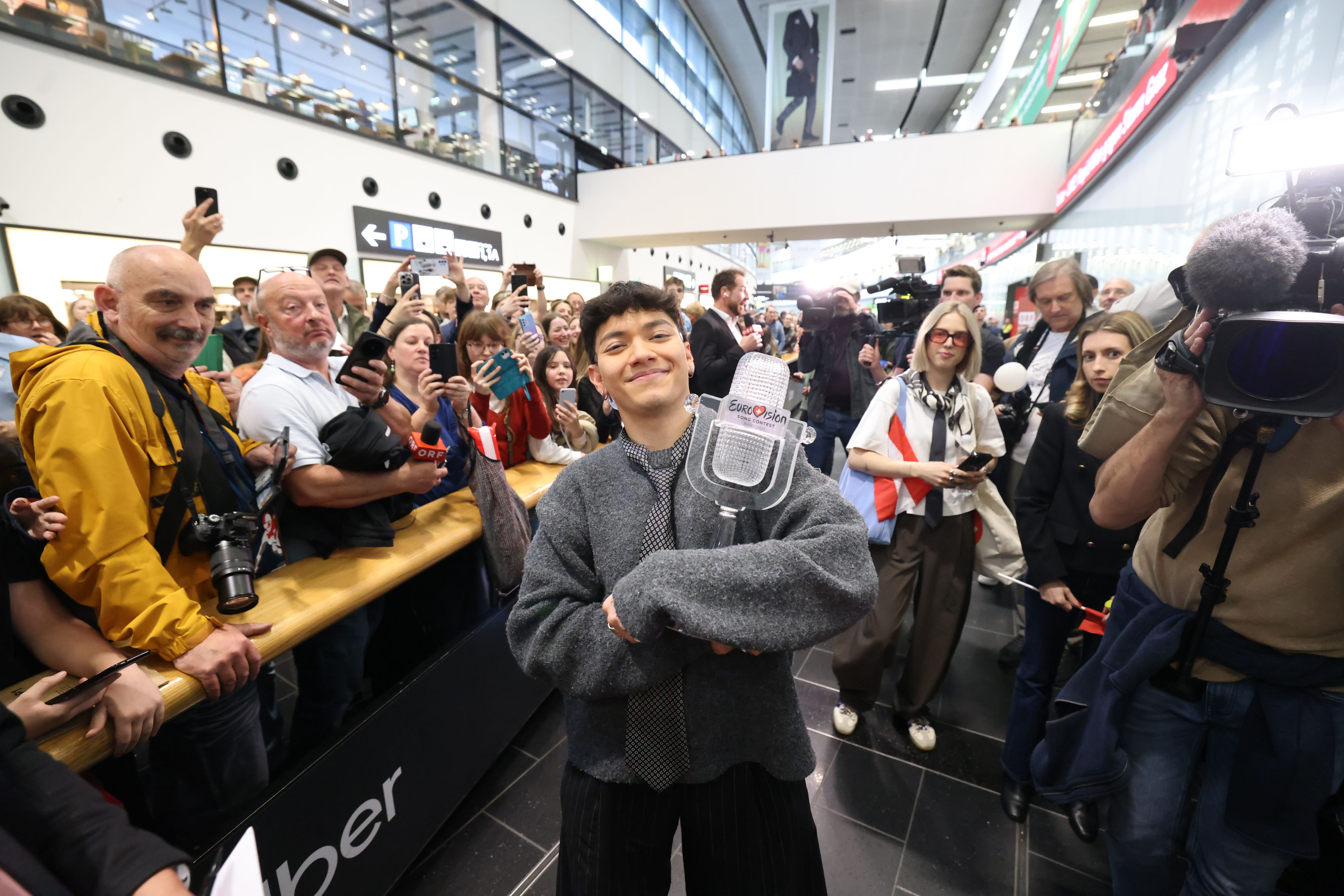 JJ kommt am Flughafen Wien an.