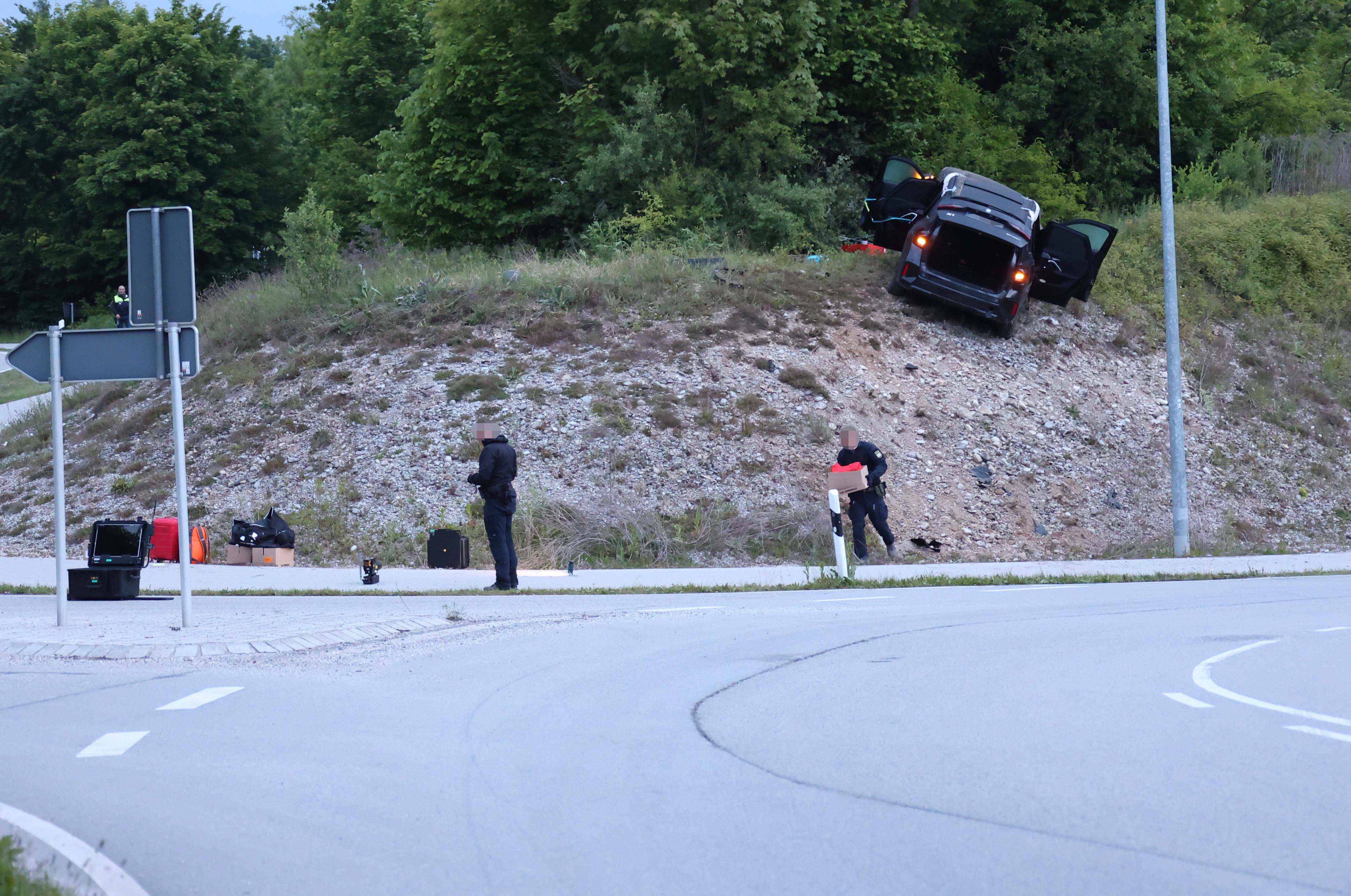 Nach der nächtlichen Verfolgungsjagd bauten die mutmaßlichen Bankomat-Sprenger in Bayern in einen schweren Unfall.