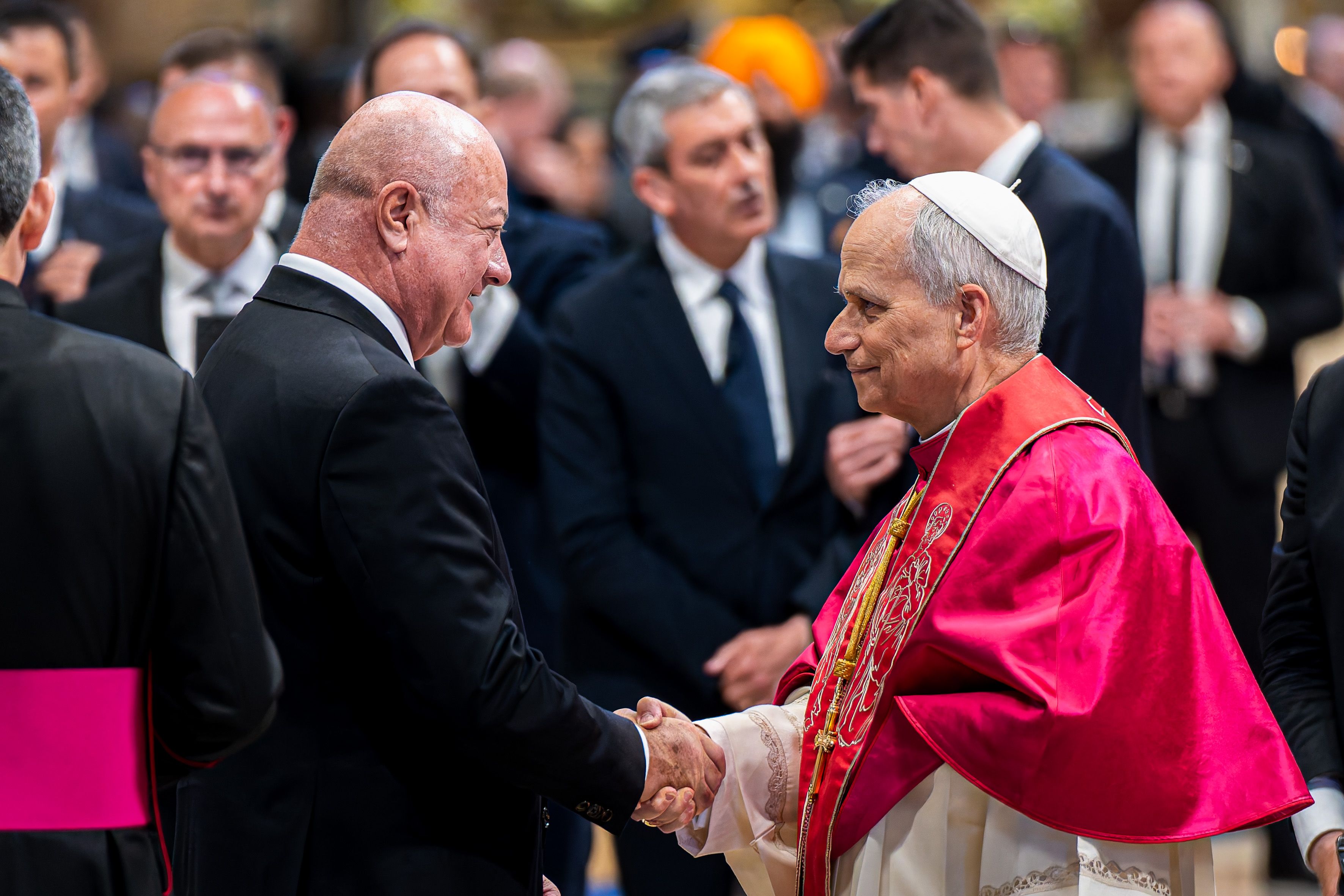 Bundeskanzler Christian Stocker lädt Papst Leo XIV. nach Österreich ein. 
