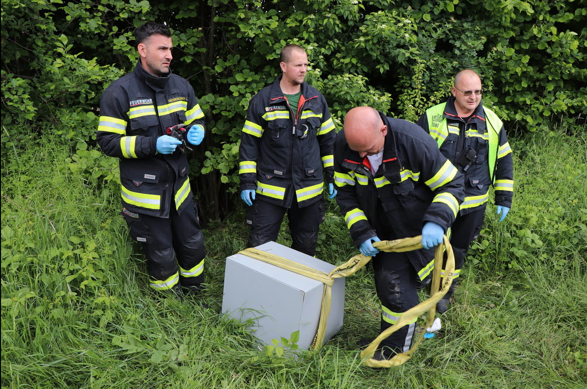 Die Feuerwehr Güssing holte einen gestohlenen Tresor aus dem Gebüsch.