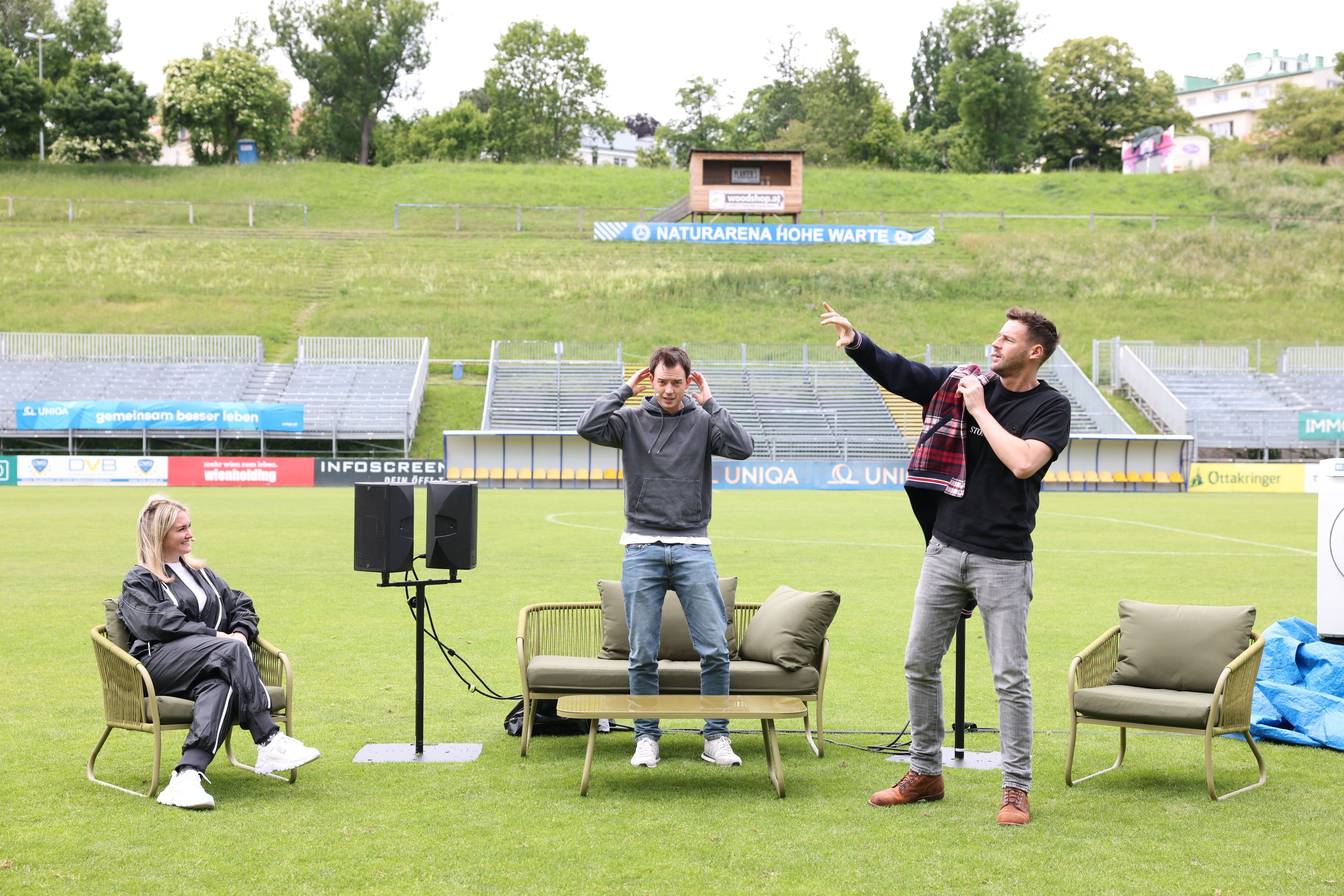 Gabi Hiller, Philipp Hansa und Paul Pizzera geben Anekdoten zum Besten.