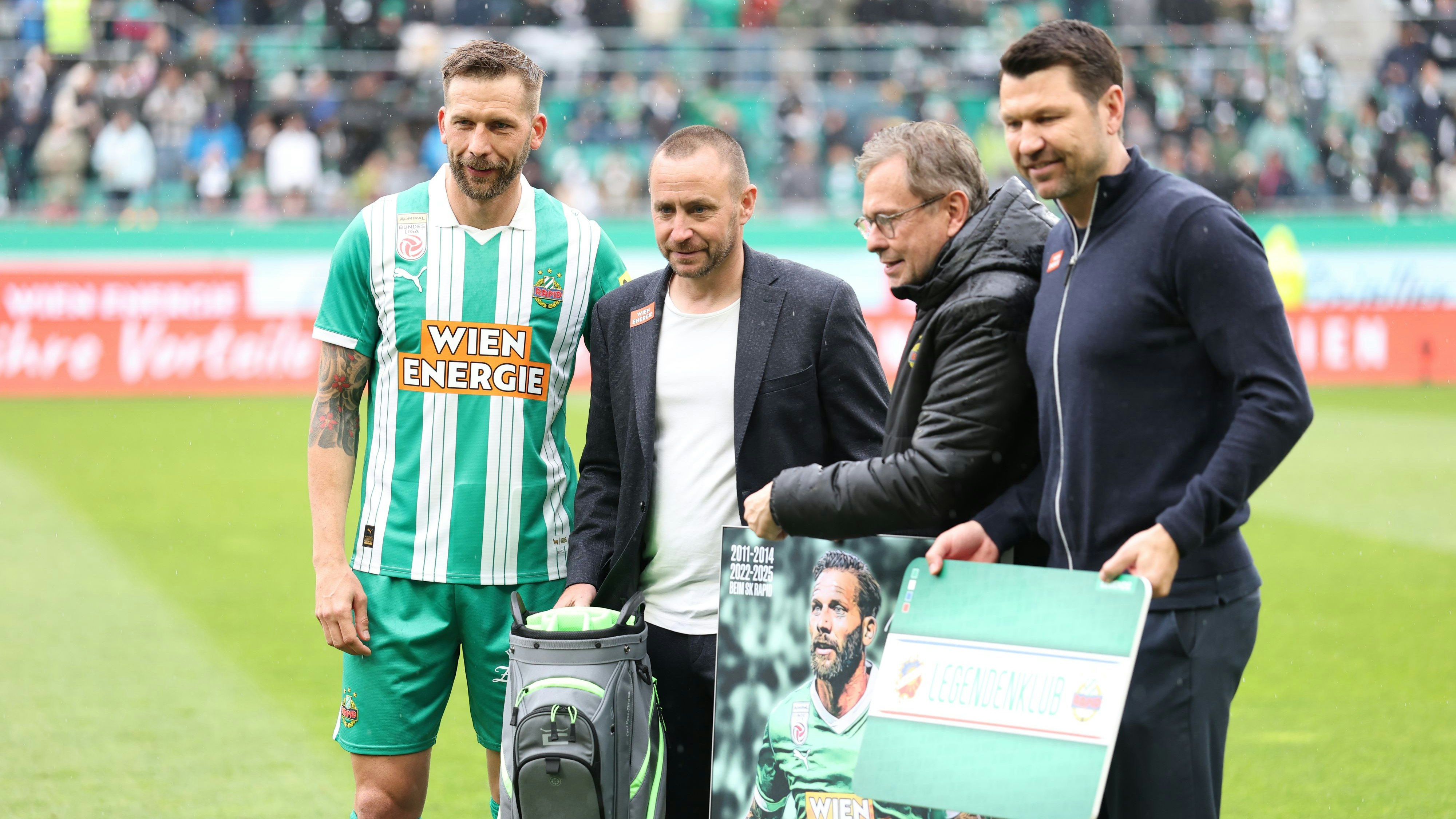 Guido Burgstaller mit Geschäftsführer Steffen Hofmann, Präsident Alexander Wrabetz und Sportchef Markus Katzer.