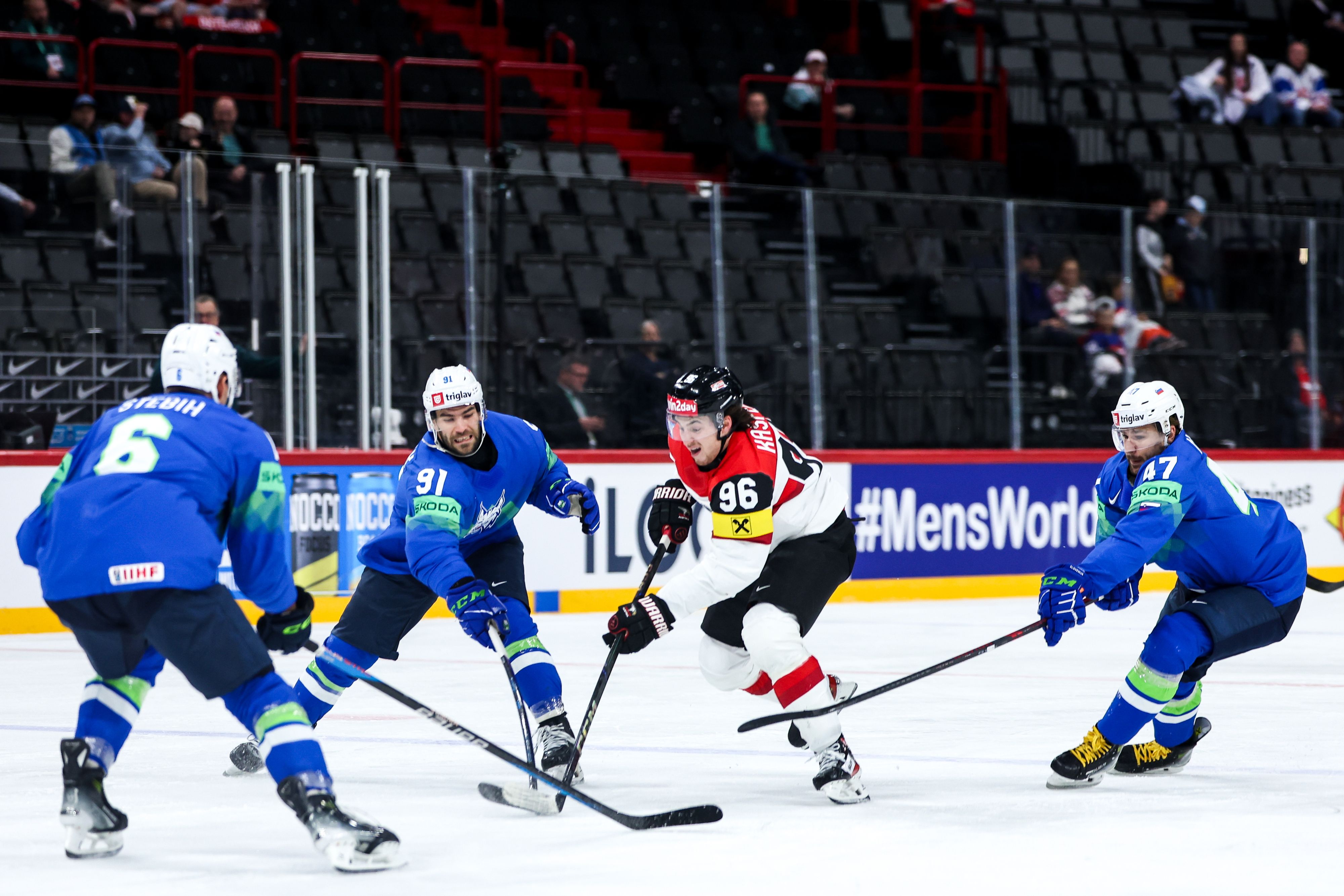 Ein Bild mit Symbolcharakter: Marco Kasper ist für Slowenien nur im Verbund zu stoppen.
