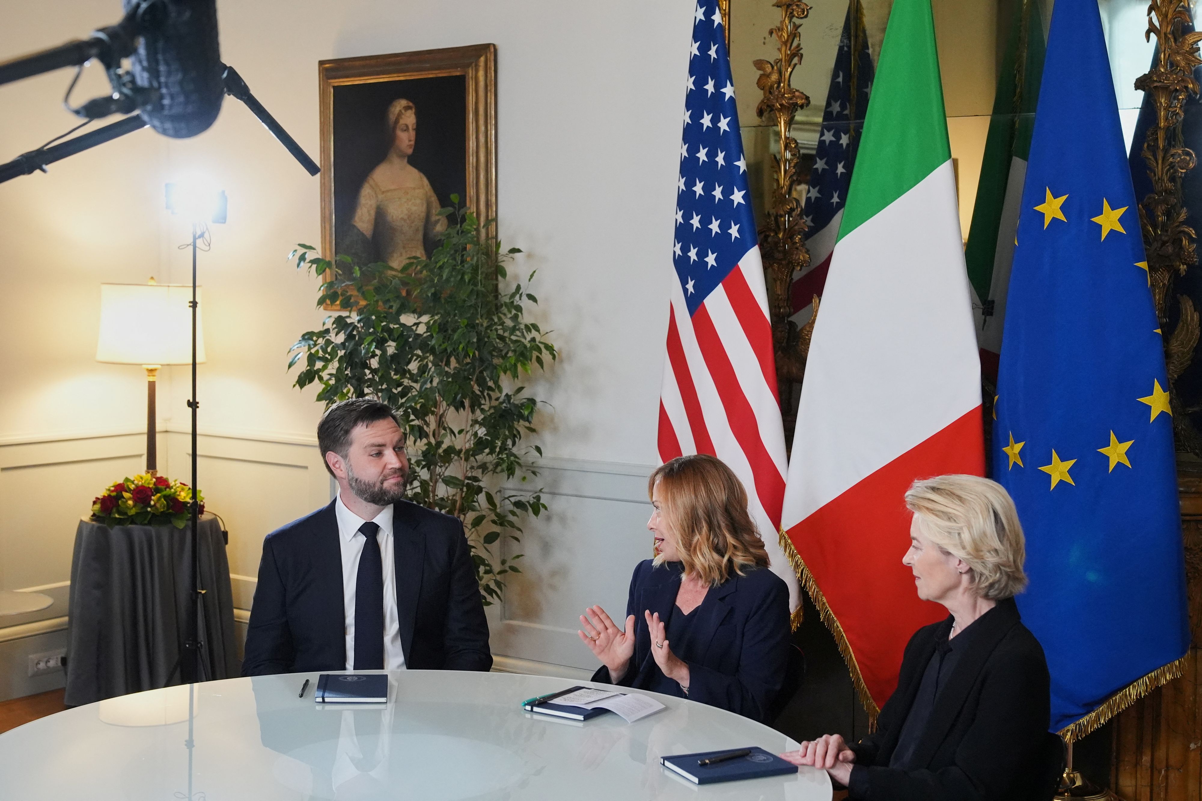 US-Vizepräsident JD Vance hat bei einem Treffen mit EU-Kommissionspräsidentin Ursula von der Leyen in Rom Europa als 