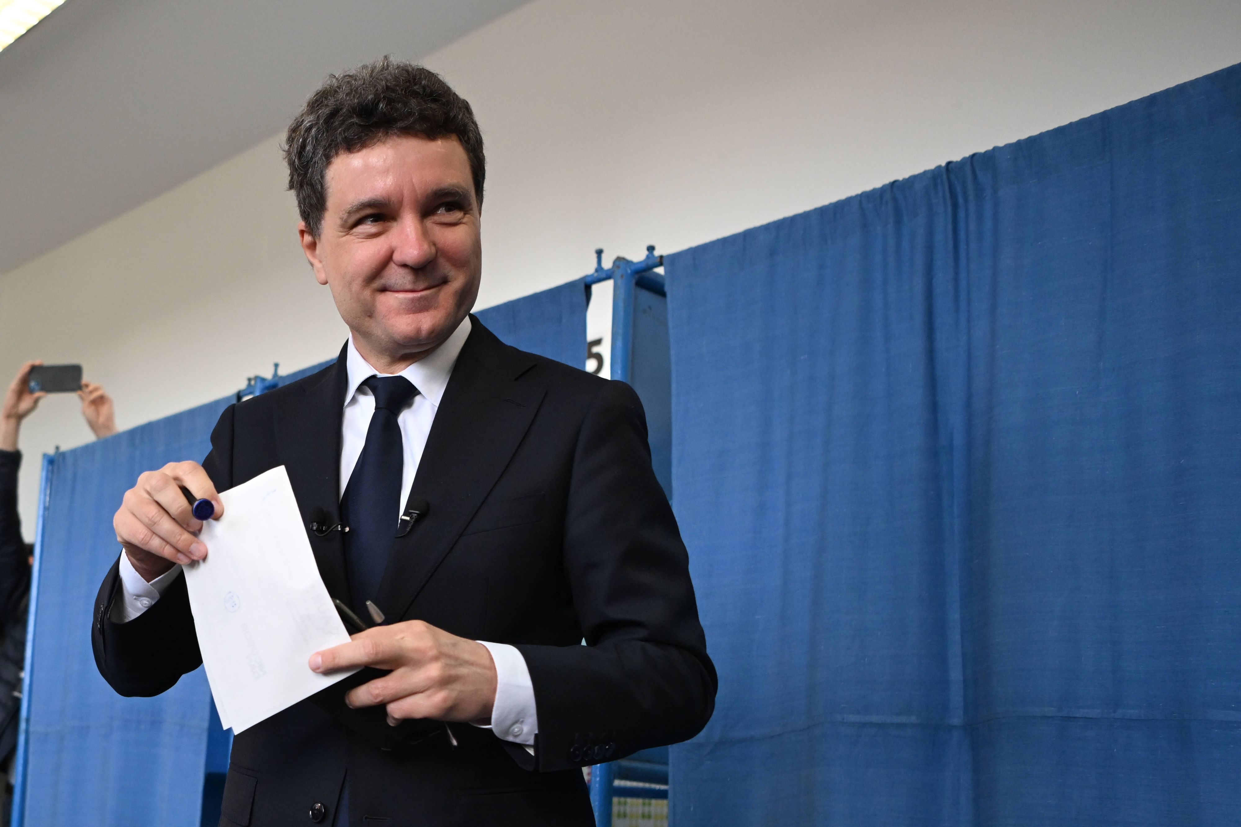 Der pro-europäische Kandidat Nicusor Dan liegt laut den Exit Polls in Front.