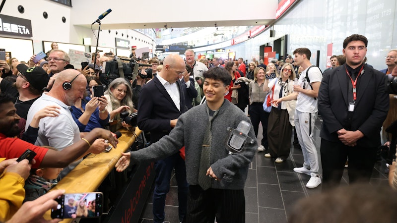 ESC-Held "JJ" kam am Sonntag in Wien an und wurde von Hunderten Fans gebührend empfangen.