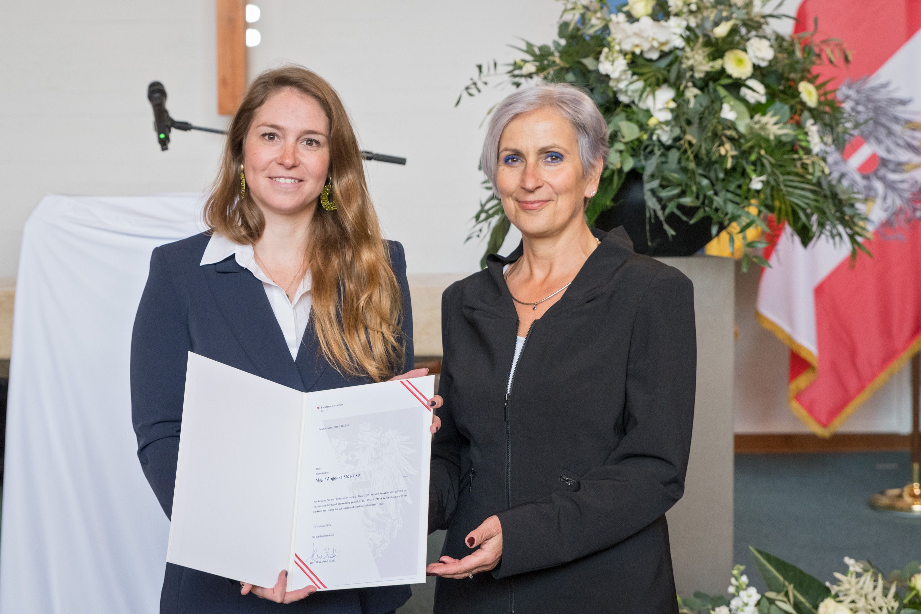 Juristin Angelika Stoschka (l., mit SPÖ-Justizministerin Anna Sporrer) leitet künftig die umstrukturierte Justizanstalt Gerasdorf.